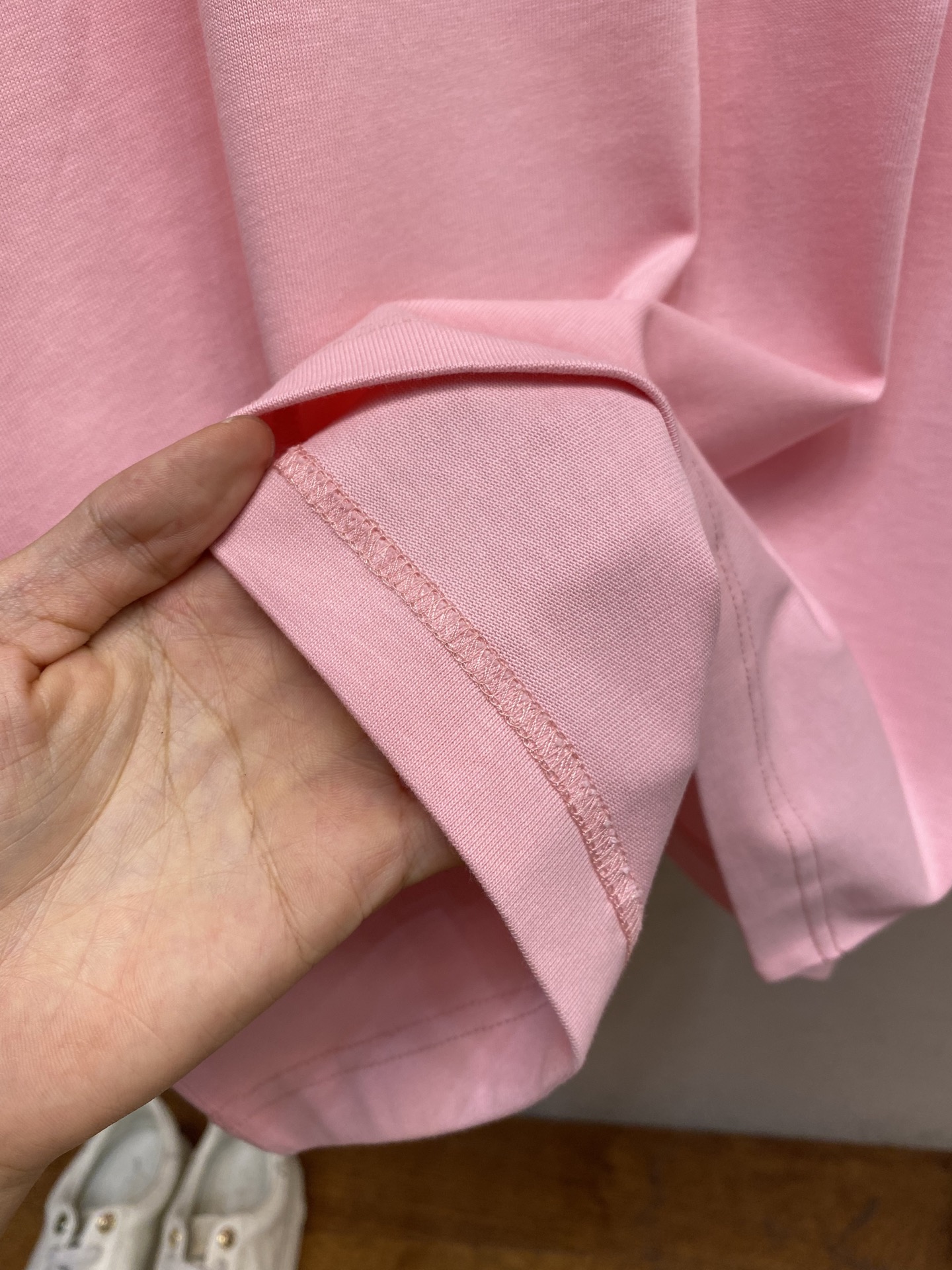 🌟🌟 1V 路易家 本款 T 恤取材柔软重磅100%纯棉，以轻盈硅质塑造正面 1V 标识压纹，与zP一致