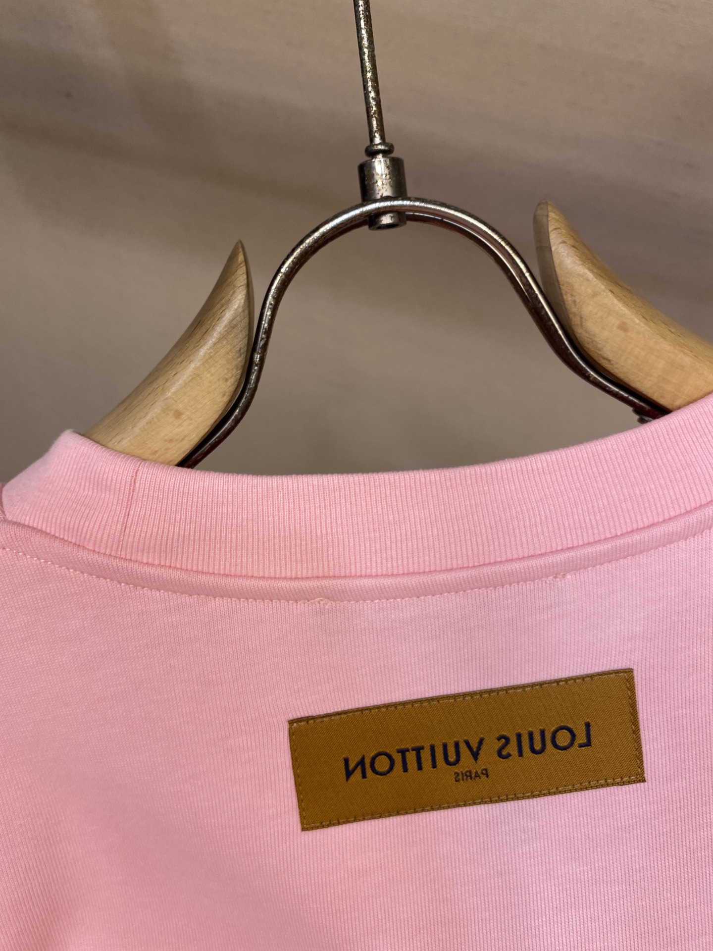 🌟🌟 1V 路易家 本款 T 恤取材柔软重磅100%纯棉，以轻盈硅质塑造正面 1V 标识压纹，与zP一致