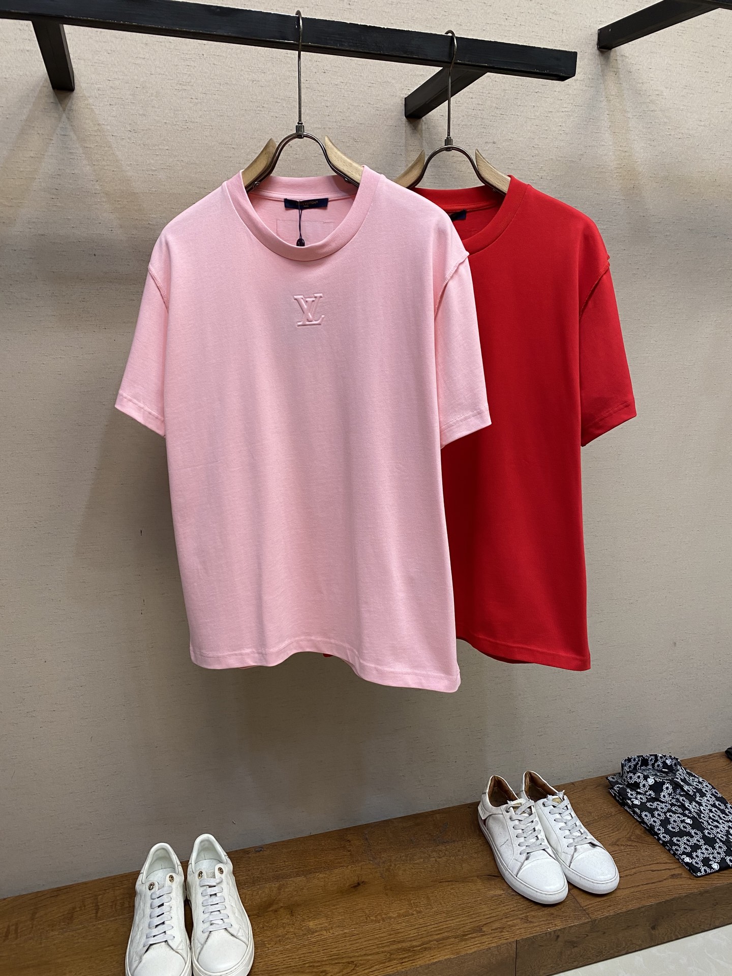 🌟🌟 1V 路易家 本款 T 恤取材柔软重磅100%纯棉，以轻盈硅质塑造正面 1V 标识压纹，与zP一致