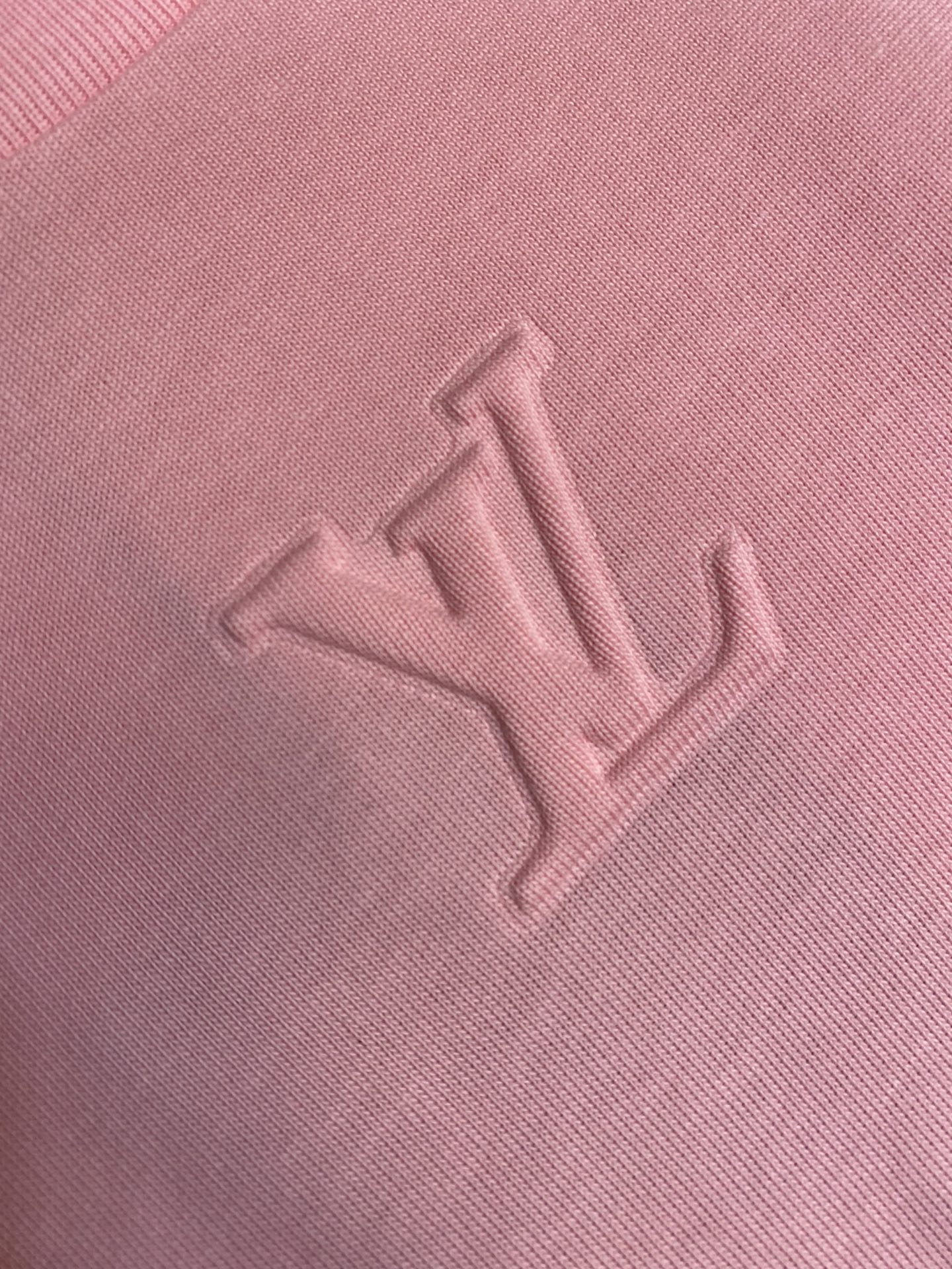 🌟🌟 1V 路易家 本款 T 恤取材柔软重磅100%纯棉，以轻盈硅质塑造正面 1V 标识压纹，与zP一致