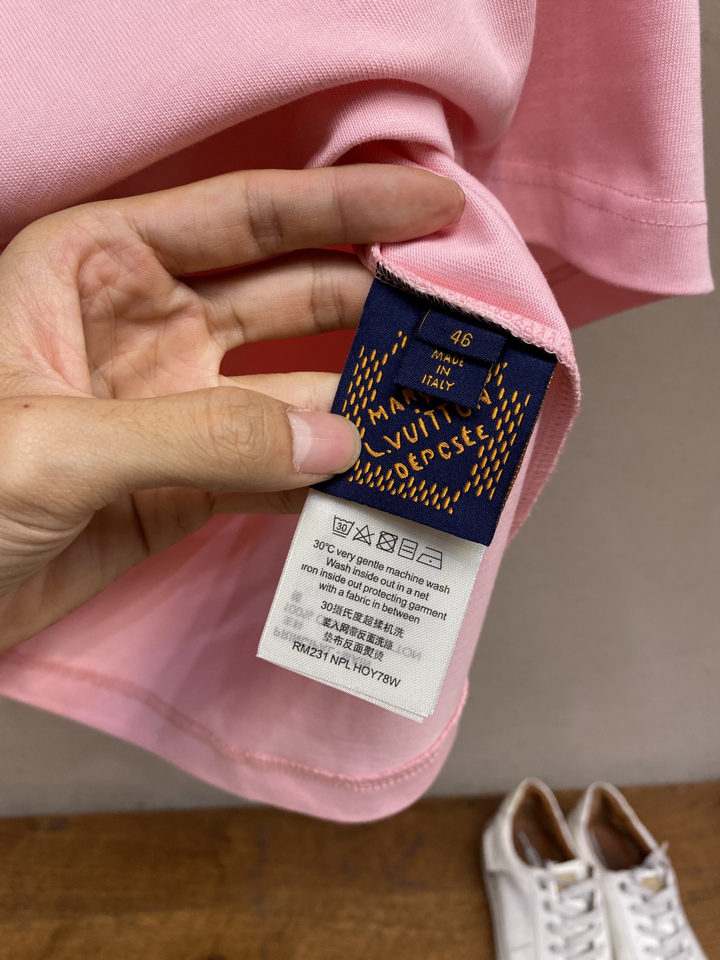 🌟🌟 1V 路易家 本款 T 恤取材柔软重磅100%纯棉，以轻盈硅质塑造正面 1V 标识压纹，与zP一致