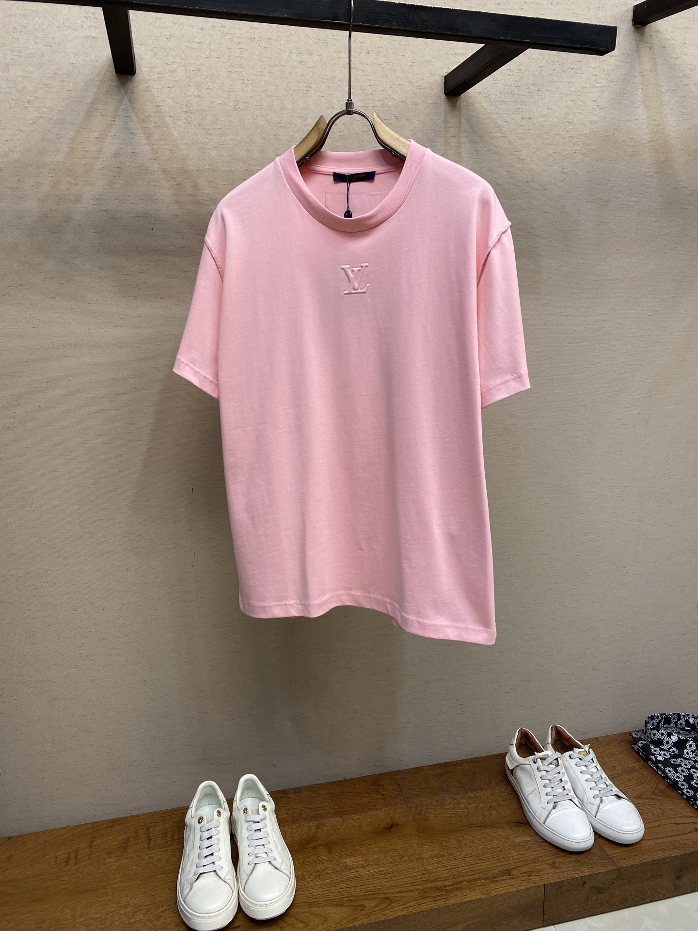 🌟🌟 1V 路易家 本款 T 恤取材柔软重磅100%纯棉，以轻盈硅质塑造正面 1V 标识压纹，与zP一致