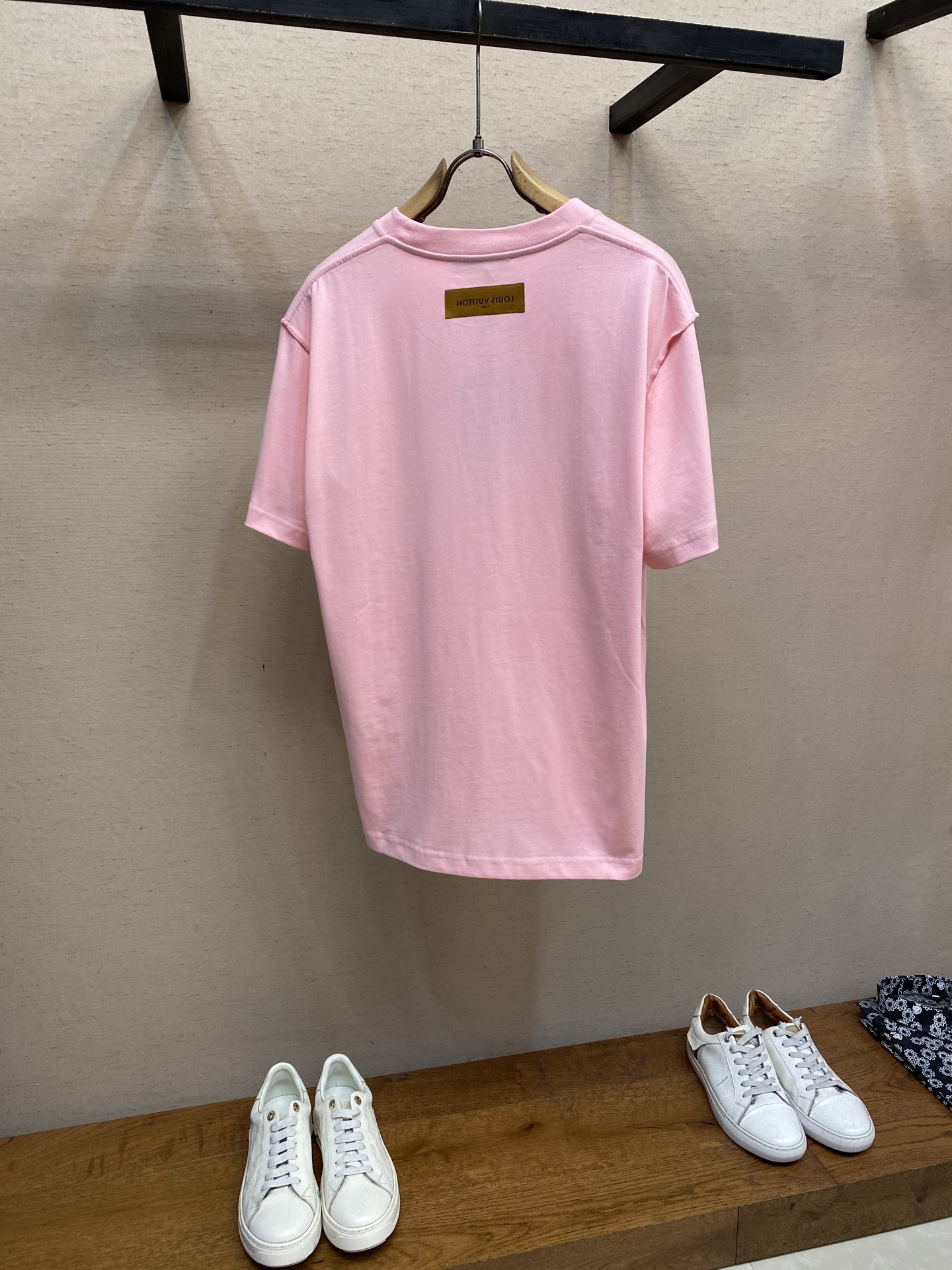 🌟🌟 1V 路易家 本款 T 恤取材柔软重磅100%纯棉，以轻盈硅质塑造正面 1V 标识压纹，与zP一致