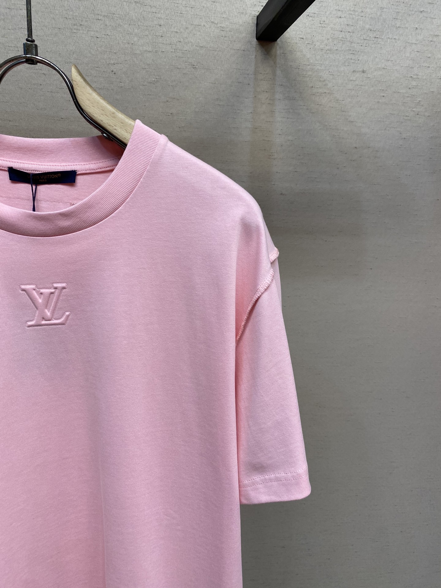 🌟🌟 1V 路易家 本款 T 恤取材柔软重磅100%纯棉，以轻盈硅质塑造正面 1V 标识压纹，与zP一致