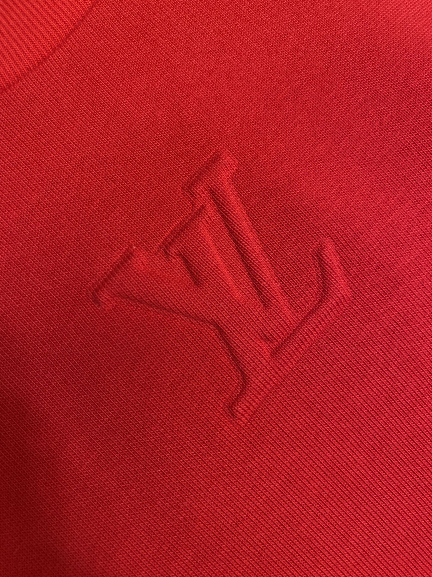 🌟🌟 1V 路易家 本款 T 恤取材柔软重磅100%纯棉，以轻盈硅质塑造正面 1V 标识压纹，与zP一致