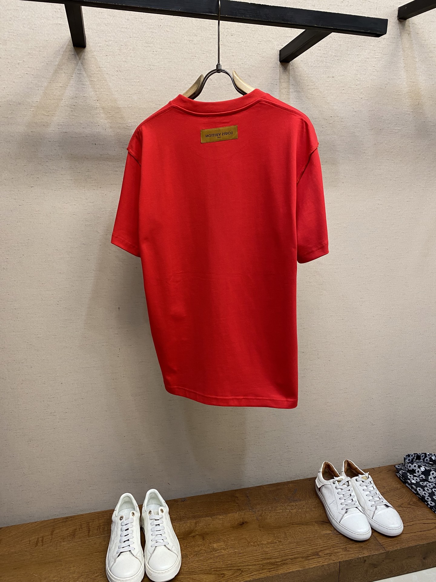 🌟🌟 1V 路易家 本款 T 恤取材柔软重磅100%纯棉，以轻盈硅质塑造正面 1V 标识压纹，与zP一致