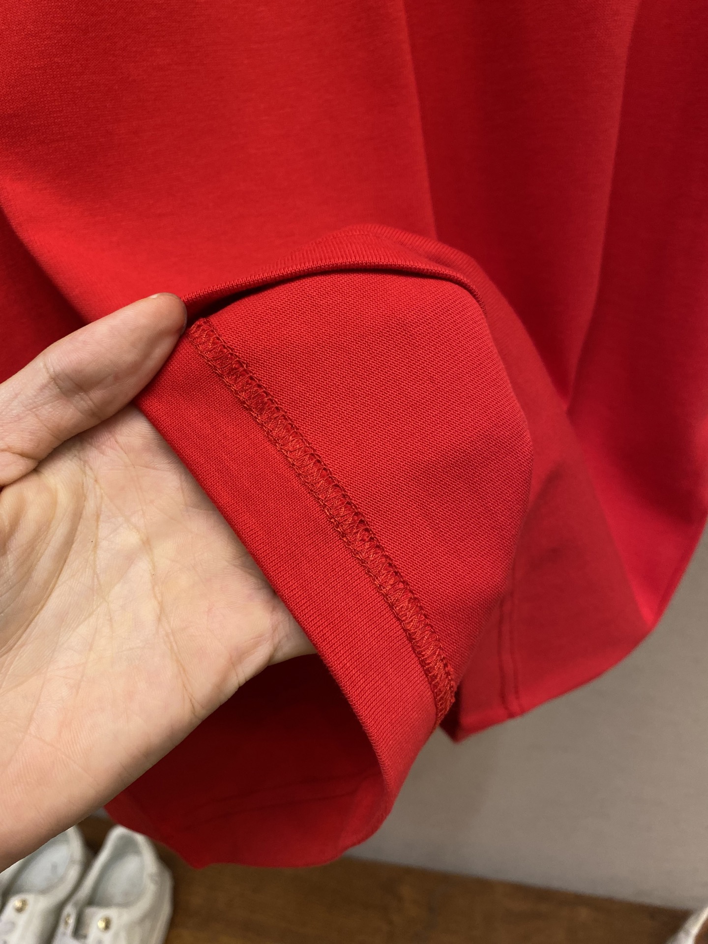 🌟🌟 1V 路易家 本款 T 恤取材柔软重磅100%纯棉，以轻盈硅质塑造正面 1V 标识压纹，与zP一致