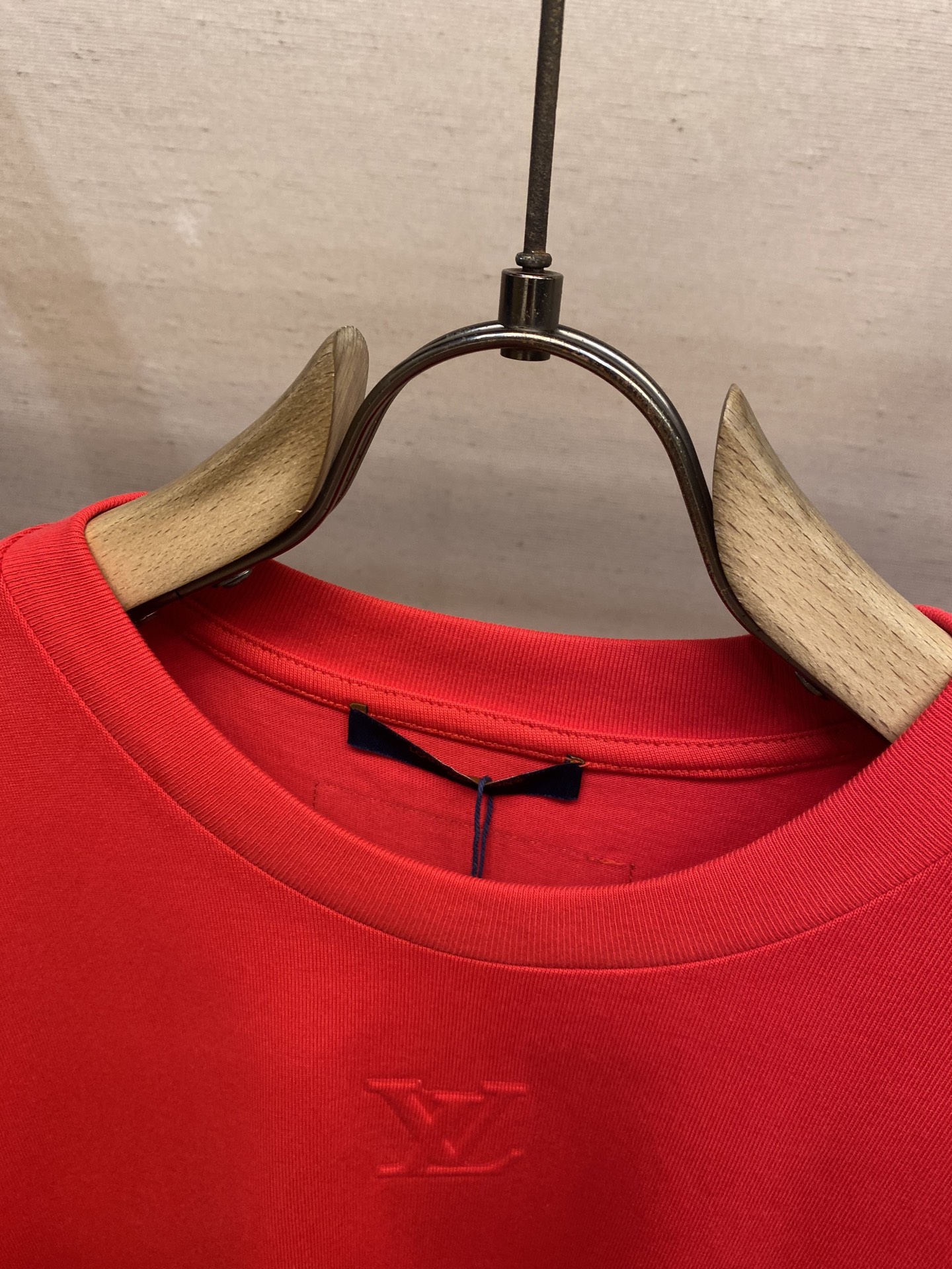 🌟🌟 1V 路易家 本款 T 恤取材柔软重磅100%纯棉，以轻盈硅质塑造正面 1V 标识压纹，与zP一致