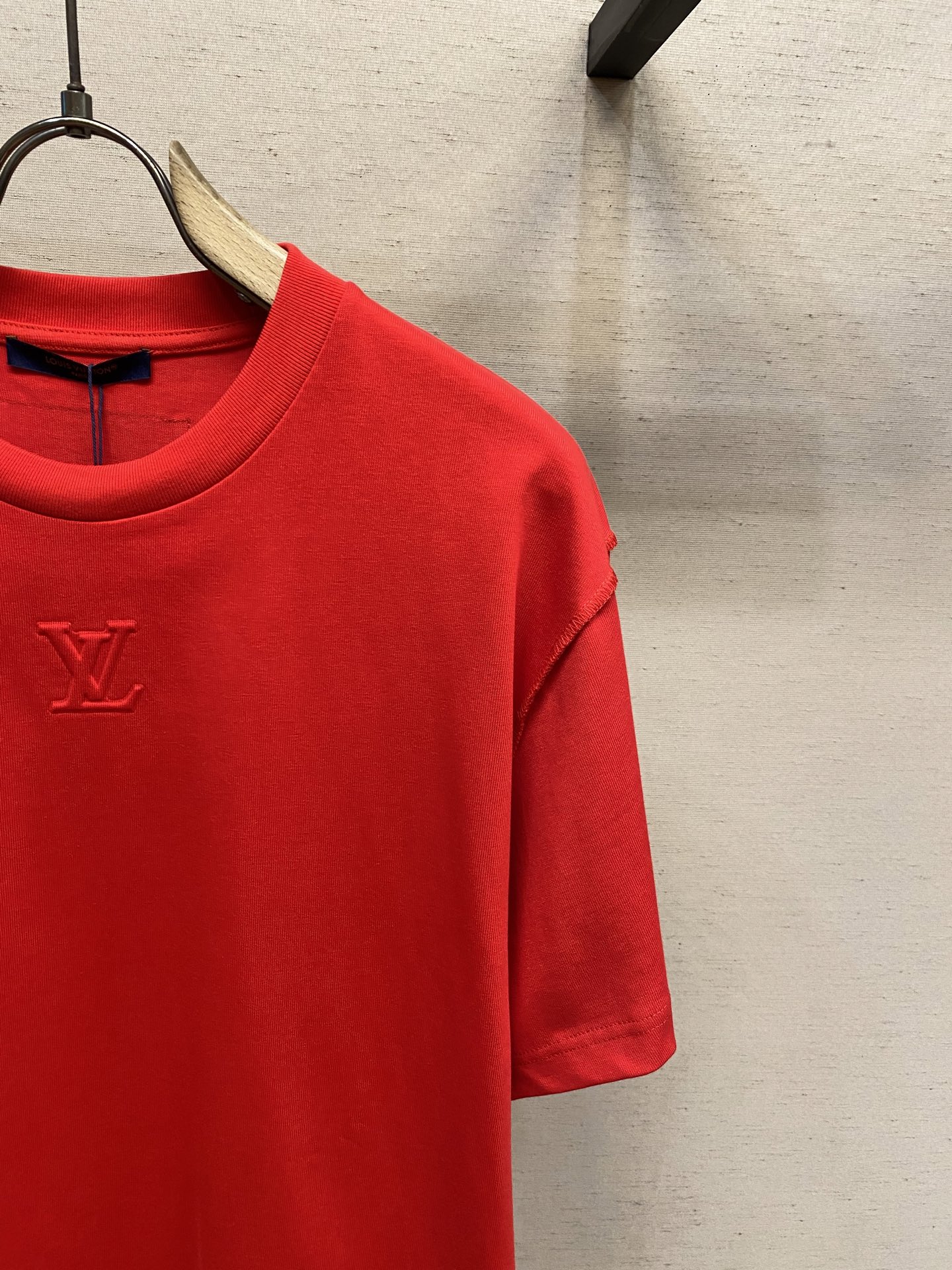 🌟🌟 1V 路易家 本款 T 恤取材柔软重磅100%纯棉，以轻盈硅质塑造正面 1V 标识压纹，与zP一致