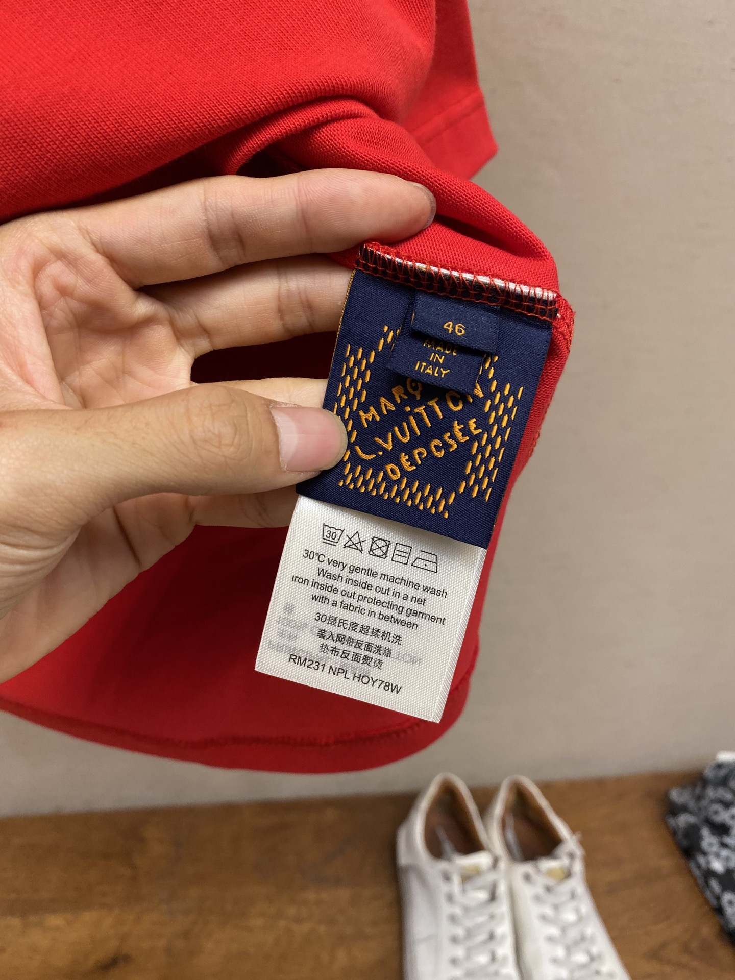 🌟🌟 1V 路易家 本款 T 恤取材柔软重磅100%纯棉，以轻盈硅质塑造正面 1V 标识压纹，与zP一致