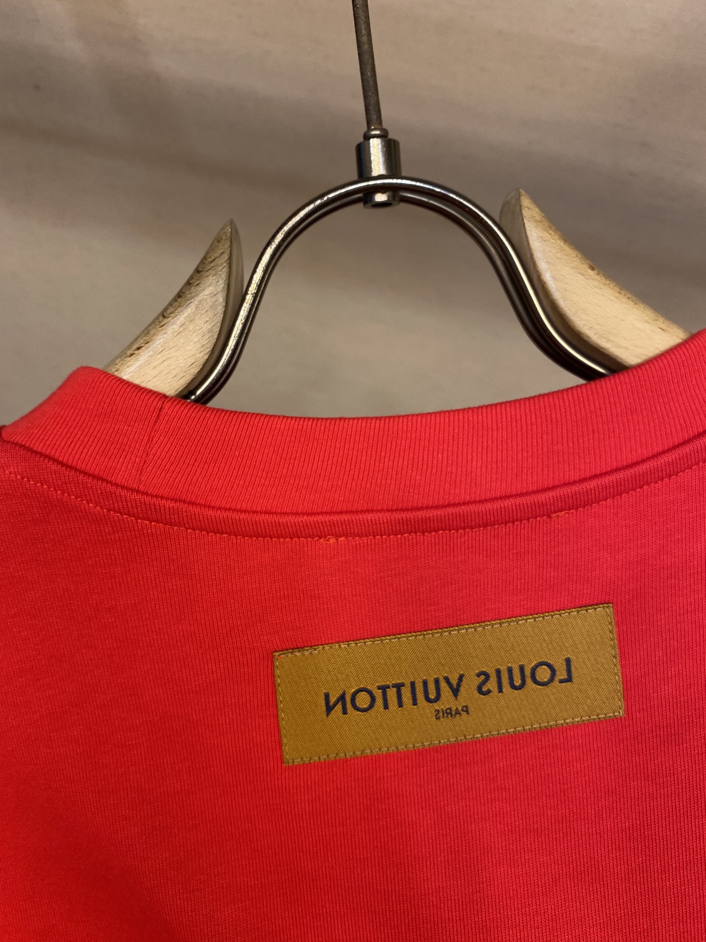 🌟🌟 1V 路易家 本款 T 恤取材柔软重磅100%纯棉，以轻盈硅质塑造正面 1V 标识压纹，与zP一致