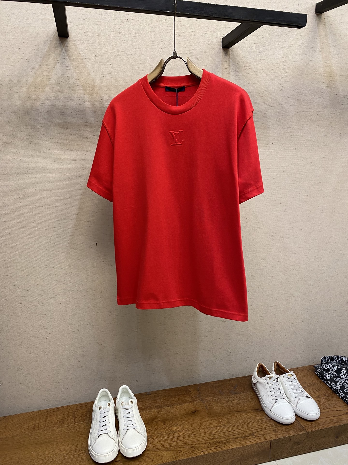 NO:538474,1V Louis Home This T-shirt is made of soft and heavy pure cotton, and uses light silicone to shape the front. The 1V logo embossed, which is consistent with zp nano-grade silicone and will not make any marks/never tie the body. The modern atmosphere is visible at a glance. The flip effect is embellished behind the back. The light knitted cotton fabric is cut into a slim fit. The zp consistent shoulder is fully handmade double-line sewing process makes it more exquisite!  Please wrap pure cotton products with cold water on the back and wash them separately and dry them naturally. Do not soak them in warm water!  Size S-XL Color Pink, Red, Louis vuitton, Real Silk, Alexander wang198609091V 路易家 本款 T 恤取材柔软重磅纯棉,以轻盈硅质塑造正面 1V 标识压纹,与zp一致纳米级硅胶不出印痕/绝不扎身,摩登气息一眼即现.翻转效果真丝标签点缀背后.轻盈针织棉布裁出修身版型.zp一致肩部全手工双线缝制工艺更显精致！ 纯棉制品请反面冷水包裹洗衣袋单独洗涤自然晾干,切勿温热水浸泡！ 尺码S-XL 颜色粉色,红色,,louis vuitton,real silk,alexander wang,Men's clothing