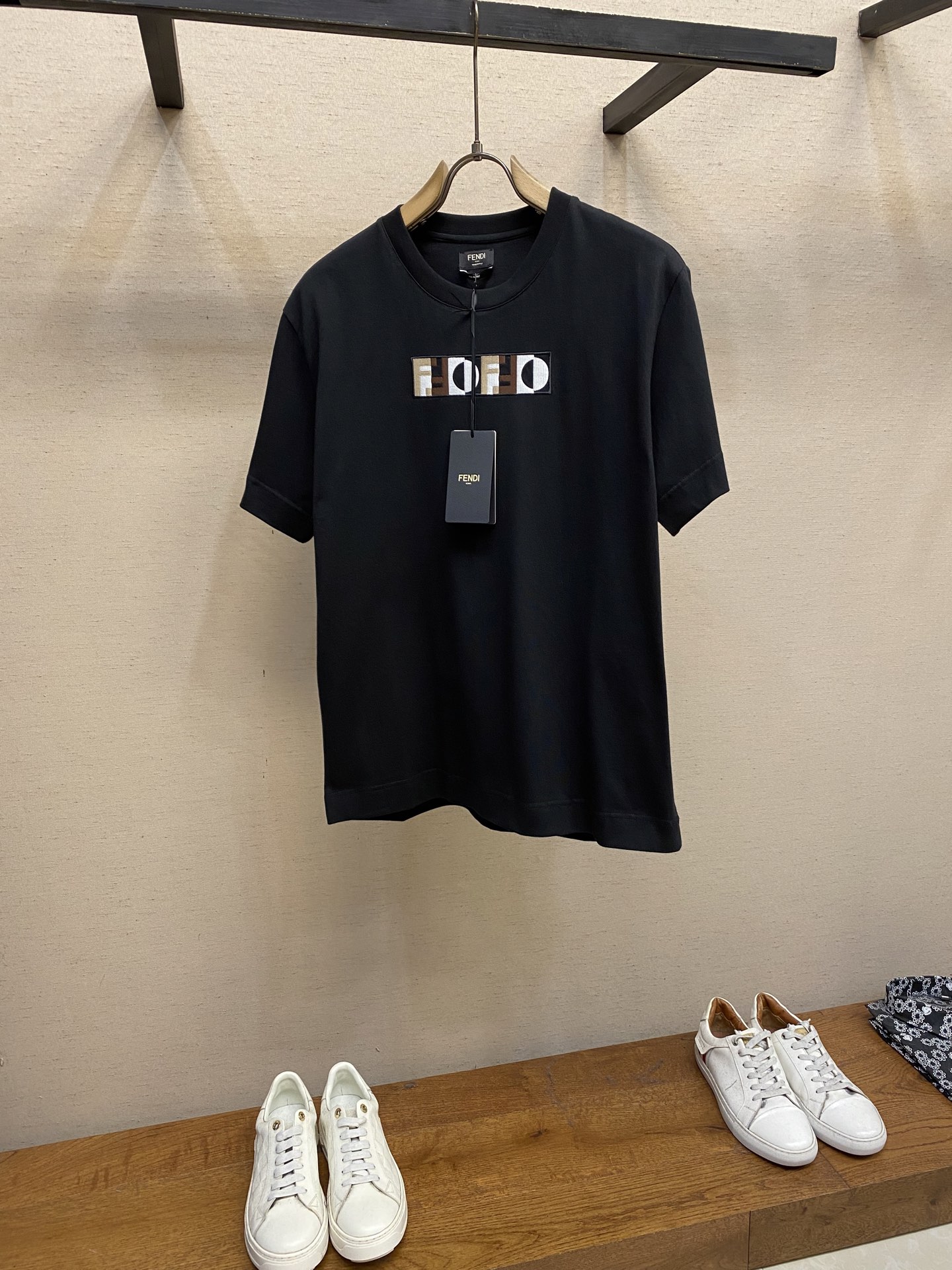 NO:538478,Fendi, 2015FW early autumn new product, 3D effect brown/white/black FENDI Optical pattern black pure cotton material. The back is embroidered with a three-dimensional FF logo. The back is decorated with a brand-specific tortoise back design. The washing method is only for dry cleaning or laundry bag wrapping on the back. The cold water quickly machine-washed and dried, and then ironed in medium temperature!  Avoid wringing and machine washing vigorously!  Size S-XL, fendi, alexander wang19860909Fendi,2015FW早秋新品 3D效果的棕色/白色/黑色FENDI Optical图案黑色纯棉材质.背面刺绣立体FF标志.后背饰有品牌专属龟背设计 洗涤方式仅限干洗或洗衣袋包裹反面冷水快速机洗晾干后中温熨烫！忌大力拧干及加热机洗！ 尺码S-XL,,fendi,alexander wang,Men's clothing