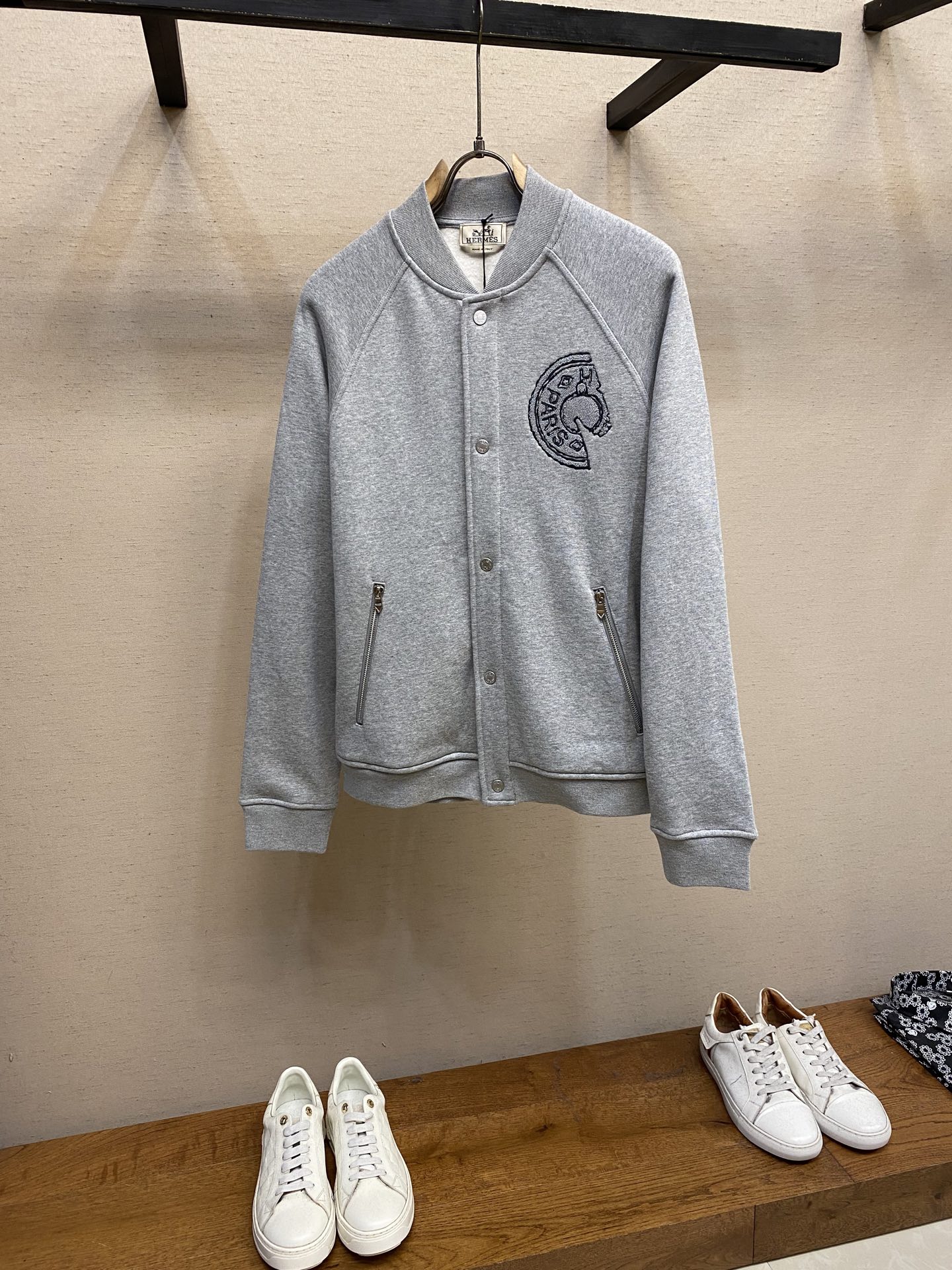 NO:538461,Hernes, H Home/Auss 2025FW Cotton Bottom Button Baseball Jacket (Cotton) The words 'He*mes Paris' are engraved with snap-button ribbed piping collar, cuffs and jacket bottom rapa shoulder long zipper side pockets with 'saddle nail' embroidered patches!  It is recommended to dry cleaning or wrap a laundry bag and machine wash separately cold water!  Size S-XL, Jackets & coats,alexander wang19860909Hernes、H家/爱*仕2025FW 全棉绒底纽扣棒球夹克（棉）“He*mes Paris”字样镌刻按扣罗纹滚边衣领、袖口和夹克底边插肩长拉链侧面口袋正面饰有“马鞍钉”刺绣贴饰！ 建议干洗或包裹洗衣袋单独冷水快速机洗！ 尺码S-XL,,jackets & coats,alexander wang,Men's clothing