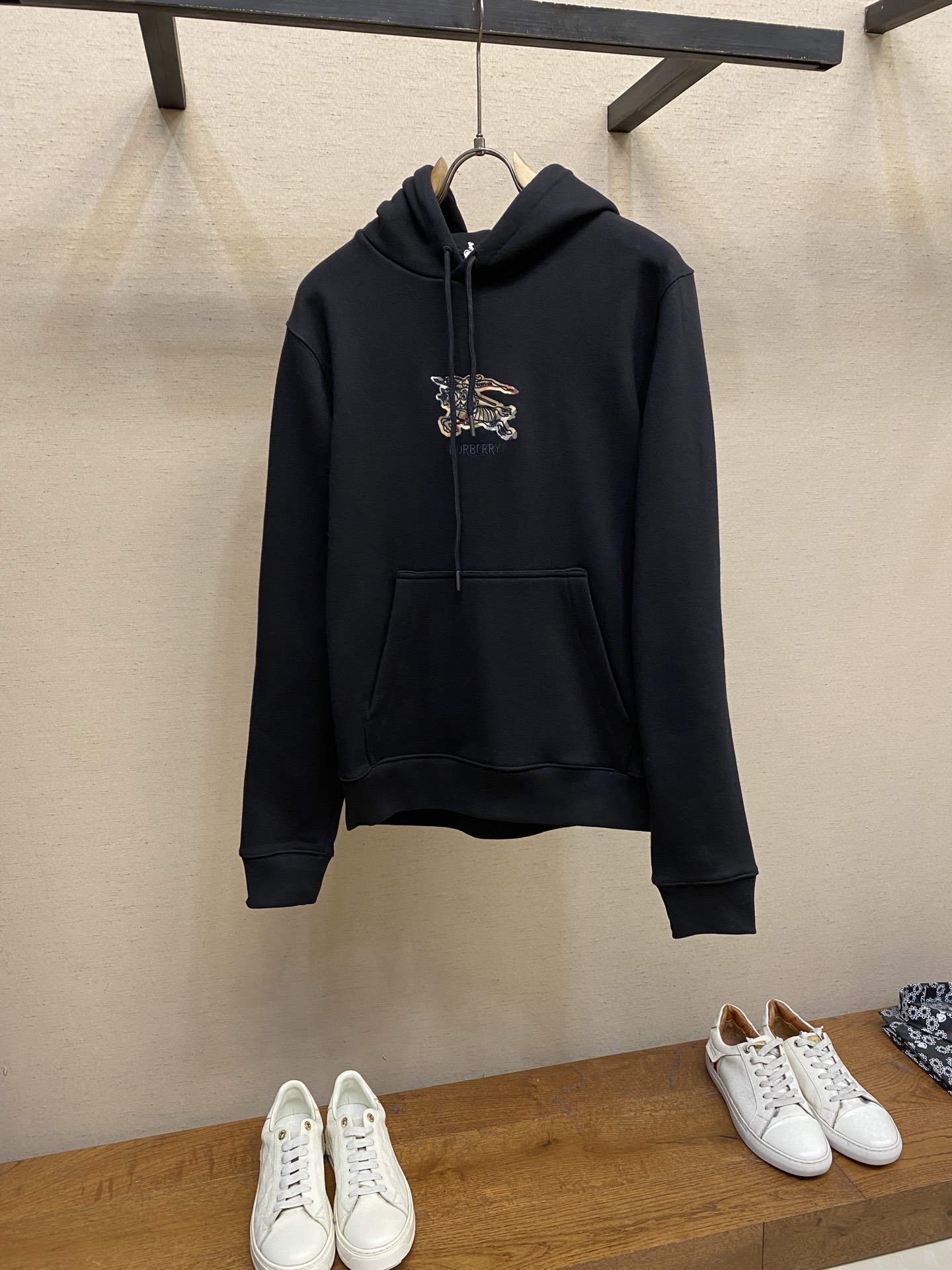 NO:538470,BBR checked war horse embroidery hooded sweatshirt Original, 550; terry cotton plain fabric, embellished war horse embroidery, casual style, drawstring hood, storage pocket, rib knitted decoration, full set of auxiliary materials equipped with #pure cotton terry sweatshirt fabric adopts double yarn 26S side S bottom yarn, 570g; matched with 21S double yarn 2*2 threads, 470g. Fish scale bottom flip cotton fabric is selected, with special fluff treatment on the cotton material, so that a layer of fine and soft fluff is formed on the inside of the fabric.  This treatment not only greatly improves the skin-friendliness and warmth of the fabric, but also maintains the delicate, flat and light texture of the appearance. The fleece structure enhances air retention, achieving efficient warmth without being bloated. Combined with slim tailoring, it ensures that it can maintain an elegant outline while wearing it, and enjoys the cloud-like wrapping feeling, perfectly balances the temperament and temperature. #Embroidered with applique horse embroidery The letter embroidery on the front chest is embroidered with high-density stitching, with neat and three-dimensional edges; the equestrian knight logo is used as a symbolic logo, and the details are restored with multi-color fine embroidery. The innovative points are presented in the embroidery as the pattern background. The craftsmanship treatment not only retains the recognition of the plaid, but also gives a new texture through the three-dimensional sense of embroidery thread. The triple logo jointly builds a rich visual layer. The embroidery works are used to outline the outline and create a delicate texture effect. # Standard hooded design layout  The hoodie is equipped with a metal rope head in the detail drawstring hood, which can flexibly adjust the hat shape; the rib knitted decoration is applied to the cuffs and hem, which is elastic and tight to ensure warmth and windproof and not easily deformed; the storage pocket is lining with velvet cloth to enhance the feel and practicality. All details are treated with reinforced stitching, reflecting the consideration of durability. Size XS-L, hoodie, sweatshirts, hats, alexander wang19860909BBR 格纹战马刺绣连帽卫衣 原,550；毛圈棉质平纹面料、点缀战马刺绣、呈现休闲版型、抽绳式连帽、收纳口袋、罗纹针织装饰、全套辅料配备 #纯棉质毛圈卫衣面料 采用双纱26S面S底纱,570g；搭配21S双纱2*2螺纹,470g.选用鱼鳞底翻面绒棉质面料,特点在将棉料进行特殊的起绒毛圈处理,使织物内侧形成一层细密柔软的绒毛. 这种处理不仅极大提升了面料的亲肤度和保暖性,同时保持了外观的细腻平整和轻盈质感.翻面绒结构增强了空气滞留性,实现高效保暖却不显臃肿,配合修身剪裁,确保穿着时既能保持优雅轮廓又能享受云朵般包裹感,完美平衡风度与温度. #点缀贴布战马刺绣图案 前胸的字母刺绣采用高密度针脚绣制,边缘工整立体；马术骑士徽标作为象征徽标,以多色精绣还原细节.创新点在将经典格纹以刺绣方式呈现为图案背景,工艺处理既保留了格纹的辨识度,又通过绣线的立体感赋予全新质感.三重标识共同构建了丰富的视觉层次.刺绣作品中用于勾勒轮廓,创造细腻的纹理效果. # 标准连帽设计版型 连帽衫在细节抽绳式连帽配备金属绳头,可灵活调节帽型；罗纹针织装饰应用于袖口及下摆,弹性紧密确保保暖防风且不易变形；收纳口袋内部以绒布衬里,提升手感与实用性.所有细节均采用加固缝线处理,体现对耐用性的考量. 尺码XS-L,,hoodie,sweatshirts,hats,alexander wang,Men's clothing