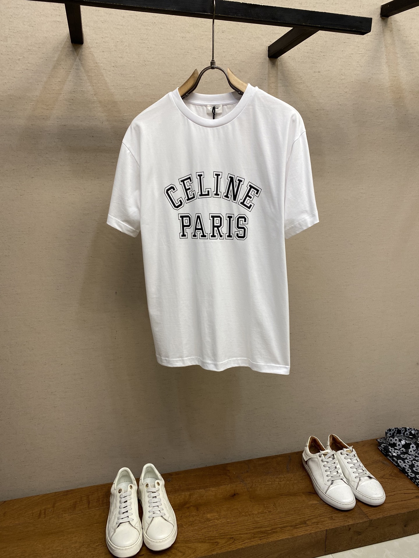 NO:538468,Celine, stroke letter printing round neck short sleeves Original, 100 purchase; Pure cotton fabric, contrast letter printing, loose fitting, round neck short sleeves, collar ribbed, full set of auxiliary materials are equipped with #Specific mercerated long velvet cotton fabric is made of 50S double-strand mercerated cotton, gram weight 165g; matched with 32S 1×1 tie-frame thread, 300g. The thinner the yarn, the higher the number of the number, the fabric made is usually softer, smoother and finer. Two yarns were used and twisted together. This can enhance the strength and durability of the fabric and feel more full. The cotton fiber is treated with a concentrated caustic soda solution, making the fiber surface smoother and increase the gloss and softness of the fabric. #Gaze slurry printing process incorporates penetration technology  High-quality environmentally friendly elastic glue not only has good printing performance and adhesion, but also ensures the clarity and color brightness of the printing pattern. Excellent elasticity and environmental protection performance can form a long-lasting and bright printing effect on various fabrics. The advantages of this process are that it has extremely high color saturation and can achieve a bright and bright visual effect, especially suitable for covering dark fabrics; the pattern has obvious touch and a unique texture; and because of the slurry sealing fiber, it is better than ordinary dye printing. # Simple vertical round neck short-sleeved version. The paper pattern is developed with minimal body cut. The knitted material has certain extension performance, and the upper body will not be tightly tied. The round neck is the same color ribbed splicing neckline, and the inner sticking process of the back neck effectively prevents the neckline from deformation after multiple washes, the shoulder line, the bottom swing and the cuffs are tied.  Size XS-L, celine, T-shirt, alexander wang19860909Celine、描边字母印花圆领短袖 原,100购买；纯棉质面料、撞色字母印花、宽松版型、圆领短袖、衣领饰有罗纹、全套辅料配备 # 特定丝光长绒棉面料 采用50S双股丝光棉,克重165g; 搭配32S 1×1拉架螺纹,300g.纱线越细,支数越高,制成的面料通常越柔软、光滑且精细.使用了两根纱线并捻在一起.这样做可以增强面料的强度和耐用性,手感更加饱满.棉纤维经过浓烧碱溶液处理,使纤维表面变得光滑增加了面料的光泽度和柔软度. # 水粉浆印花工艺融入渗透技术 优质的环保弹力胶浆不仅具有良好的印刷性能和附着力,还能确保印花图案的清晰度和色彩鲜艳度.优良的弹性和环保性能,能够在各种织物上形成持久、鲜艳的印花效果. 该工艺的优点在于色彩饱和度极高,能实现鲜艳明亮的视觉效果,尤其适合覆盖深色面料；图案触感明显,具备独特的质感；且因浆料密封纤维,耐水洗和耐磨性优于普通染料印花. # 简约垂直圆领短袖版型 对版纸样开发极简直身剪裁,针织材质具有一定延展性能,上身不会紧紧束身.圆领同色罗纹拼接领口,后领口内贴条工艺,有效防止多次穿洗后领口变形,合身肩线,底摆与袖口专机坎车明线收边. 尺码XS-L,,celine,T-shirt,alexander wang,Men's clothing