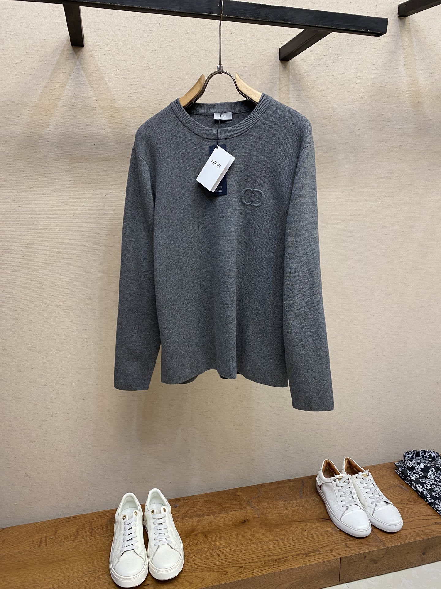 NO:538472,Dior and CD letter round neck sweater The wool material is made of 48 ultra-fine 50 wool 50 cotton blended yarn, and the double-sided three-dimensional weaving method is used for imported 14-needle wool loom. It takes 270 minutes per piece per piece. The letters on the chest are opened and molded to customize silicone three-dimensional embossing embossing process, and the special three-standard washing size XS-L, dior, sweaters, alexander wang19860909Dior、CD字母圆领毛衣 毛料采用48支超细50羊毛50棉混纺纱线,运用进口14针毛织机双面立体织法,单件耗时270分钟/件,胸前字母开模定做硅胶立体浮雕压花工艺,定特订三标水洗 尺码XS-L,,dior,sweaters,alexander wang,Men's clothing