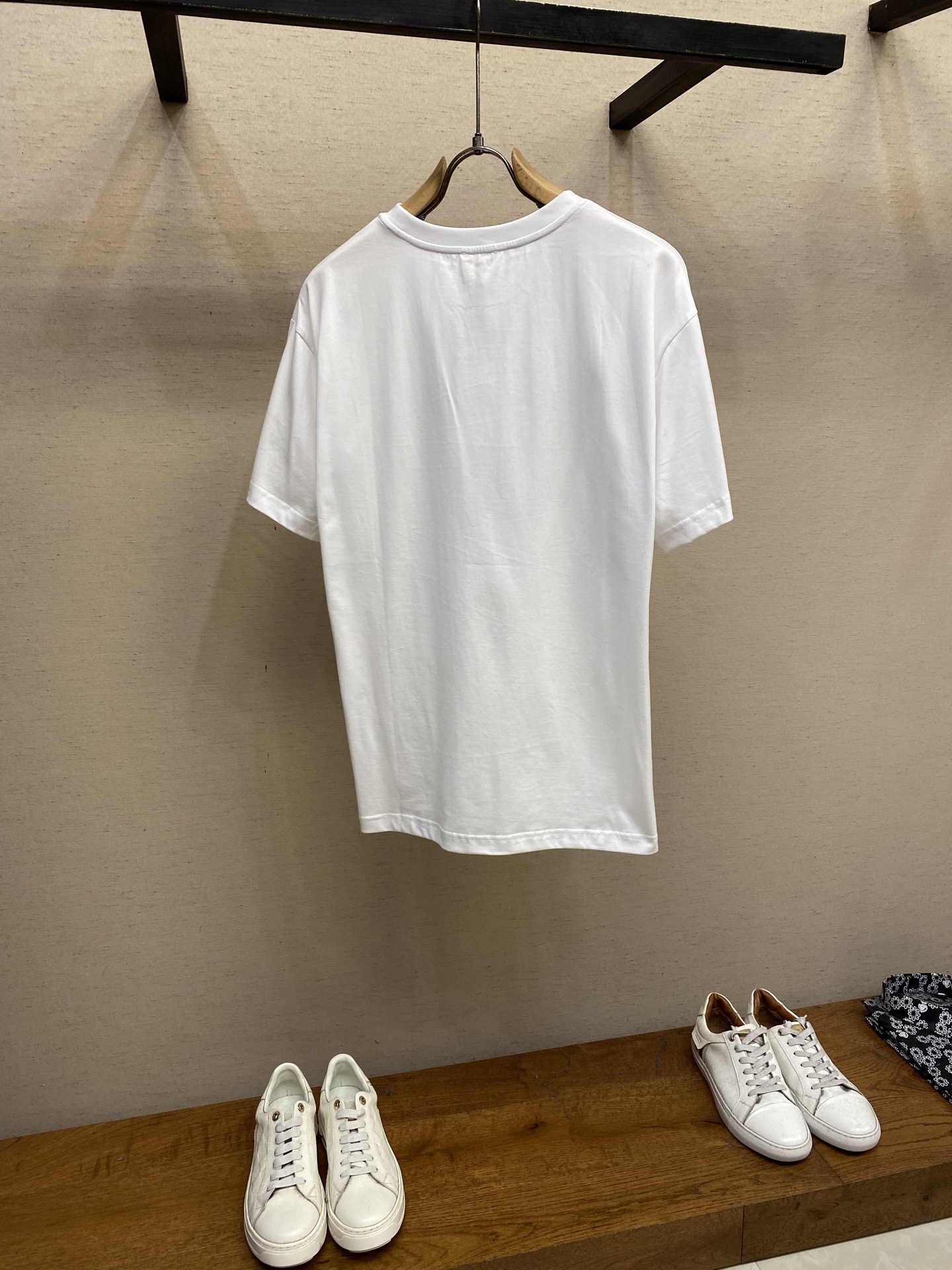 🌟🌟Celine、描边字母印花圆领短袖⚠️原,100购买；纯棉质面料、撞色字母印花、宽松版型、圆领短袖、