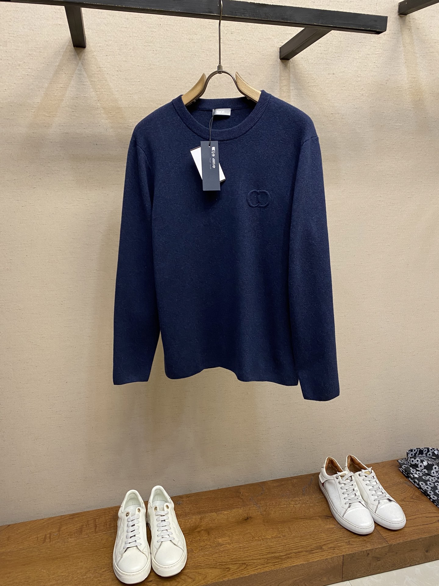 NO:567488,Dior, CD letter round neck sweater. The wool is made of 48 ultra-fine 50 wool 50 cotton blended yarn. It uses an imported 14-gauge wool loom to double-sided three-dimensional weaving. A single piece takes 270 minutes per piece. The letters on the chest are molded and customized with silicone three-dimensional relief embossing technology. Three-label washing is made to order. Sizes XS-L, dior, sweaters, alexander wang19860909Dior、CD字母圆领毛衣 毛料采用48支超细50羊毛50棉混纺纱线,运用进口14针毛织机双面立体织法,单件耗时270分钟/件,胸前字母开模定做硅胶立体浮雕压花工艺,定特订三标水洗 尺码XS-L,,dior,sweaters,alexander wang,Men's clothing