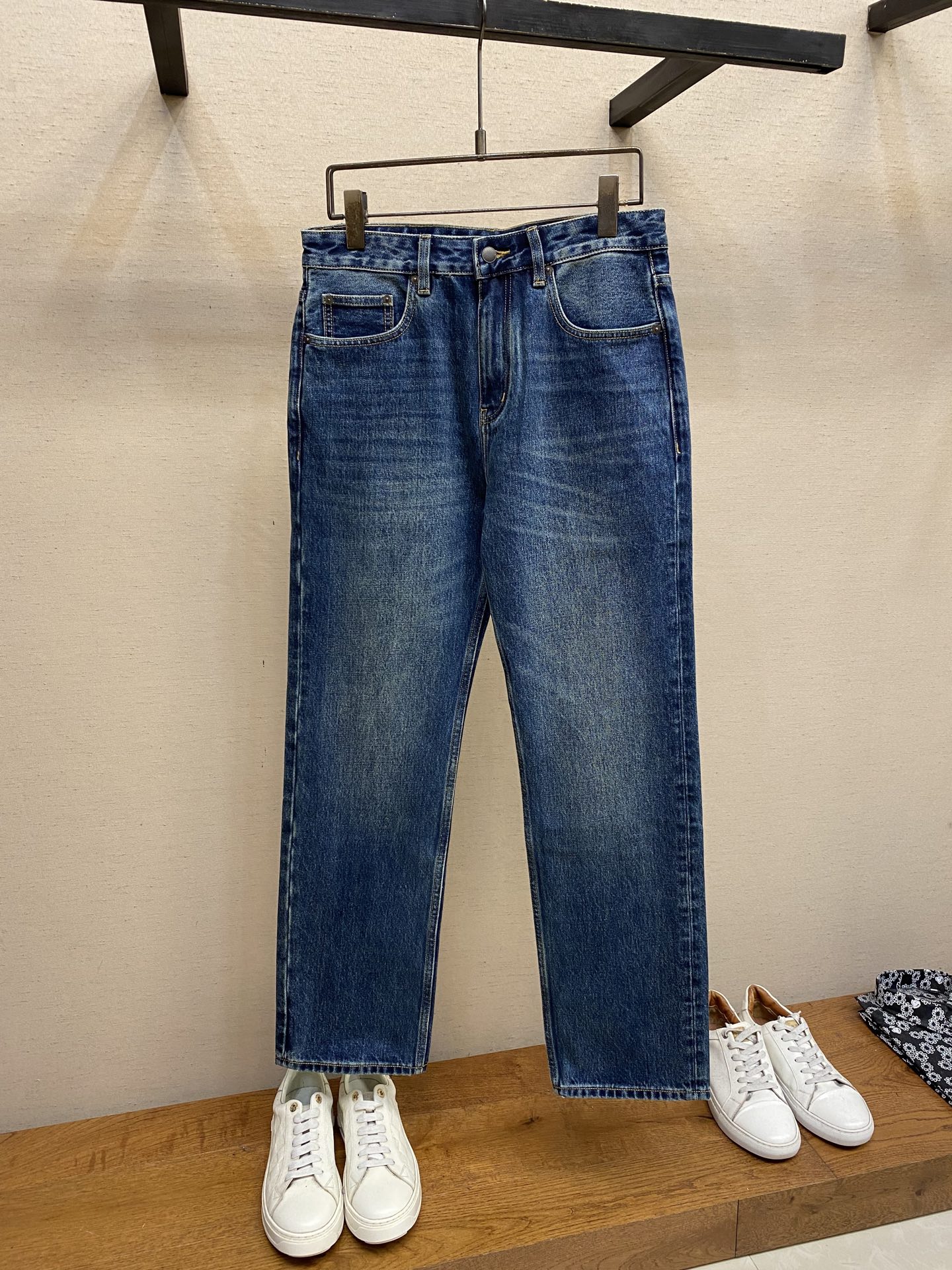 NO:538467,BV, 2025ss is easy to wear and not picky about body shape. There are no restrictions on matching. You can set off other items in a random and simple way to show your style and posture~ I have to give it a thumbs up for its practical wear. The style/detail design is not to be chosen, and whoever wears it looks good. This jeans really have to modify the leg shape more than you imagined. The overall size is mainly comfortable. The trouser legs are just right, making them look slimmer and straight, and easily wear them in long legs all over the screen, and the aura is fully opened!  You can match any style of items, match with various T-shirts/shirts, knitted jackets, you don’t have to worry about matching on your daily trip. Size 29-38, bottega veneta, jeans, jackets & coats,shirts,tees, t-shirt, alexander wang19860909BV,2025ss好穿不挑身材在搭配上没有太多的限制 随意简洁的衬托其他单品,来展现自己的风格姿态～ 对于它的实穿性不得不竖起一个大拇指了,版型／细节设计没得挑,谁穿谁好看.这款牛仔裤真的要比你想象中更加修饰腿型,整体以舒适为主,裤腿大小做的恰到好处,显瘦显腿直,轻松穿出满屏的大长腿,拉长比例气场全开！ 可以百搭任何风格的单品,搭配各种T恤／衬衫,针织外套都可,日常外出不必再为搭配而烦恼了 尺码29-38,,bottega veneta,jeans,jackets & coats,shirts,tees，t-shirt,alexander wang,Men's clothing