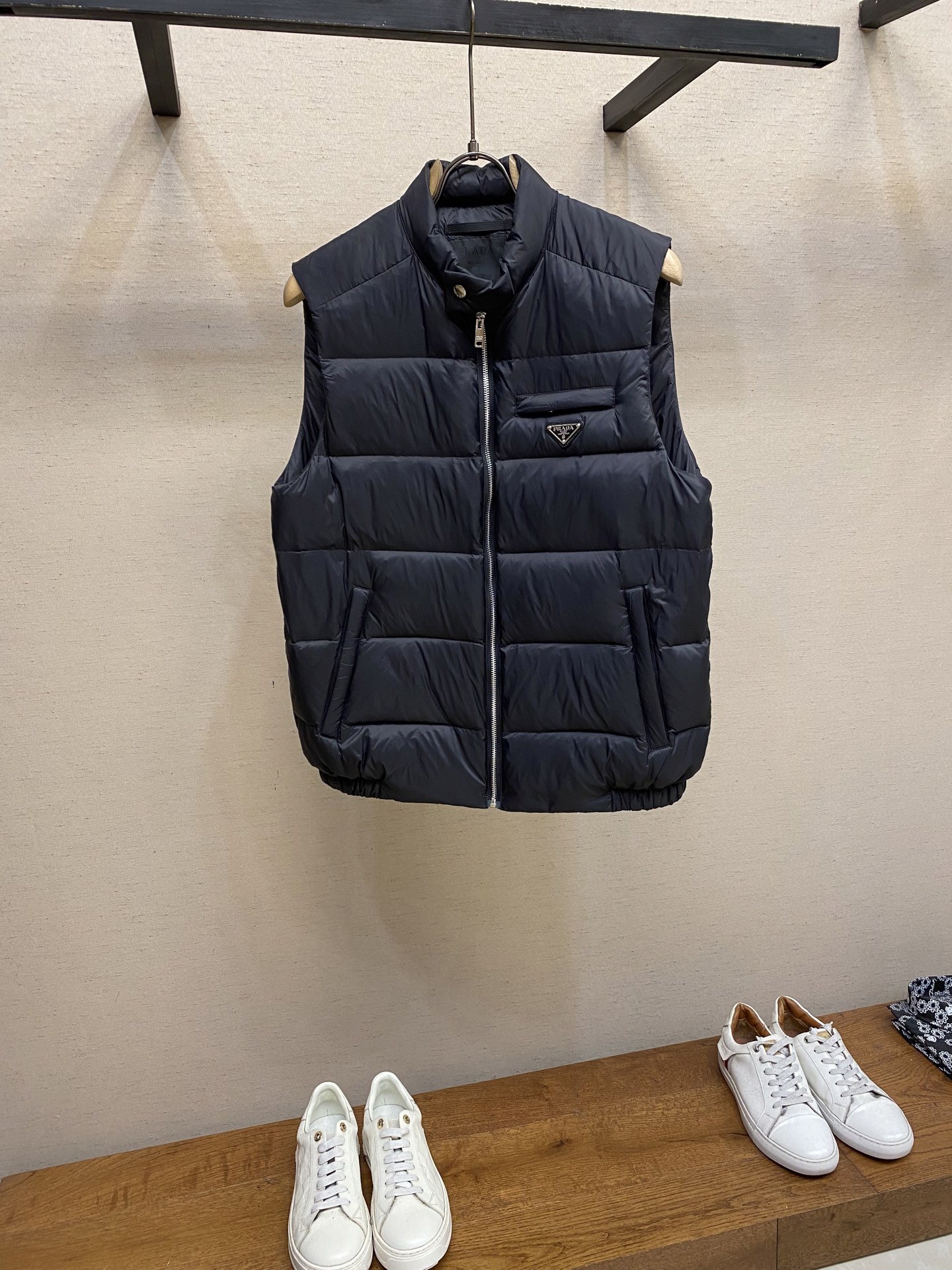 NO:538469,Prada, Prada #old-branded triangle down vest vest classic iron triangle evergreen series that flops every year is also the least picky and not picky about the figure. Suitable for wear for ages 18-60, with a huge span and belongs to the classic and durable wear type. Combining leisure and sports just right, the iron plate triangle nameplate logo on the chest + straight-insert pocket design The overall design is very atmospheric and clean. The black series must be used. Nothing is more versatile and versatile than it. Size 46-56,,prada,prada,down jacket,alexander wang19860909Prada、普拉达#老牌三角标羽绒马甲背心 经典的铁三角 每年翻牌必备上身的常青款系列 也是最不挑人 不挑身材的 适合18-60岁的年龄穿着 跨度极大 属于经典耐看的实穿类型. 将休闲与运动结合得刚好 胸前铁牌三角铭牌标志+直插型口袋设计 整体的设计非常大气干净 黑色系必须要入的 没有比它更百搭万能了. 尺码46-56,,prada,prada,down jacket,alexander wang,Men's clothing