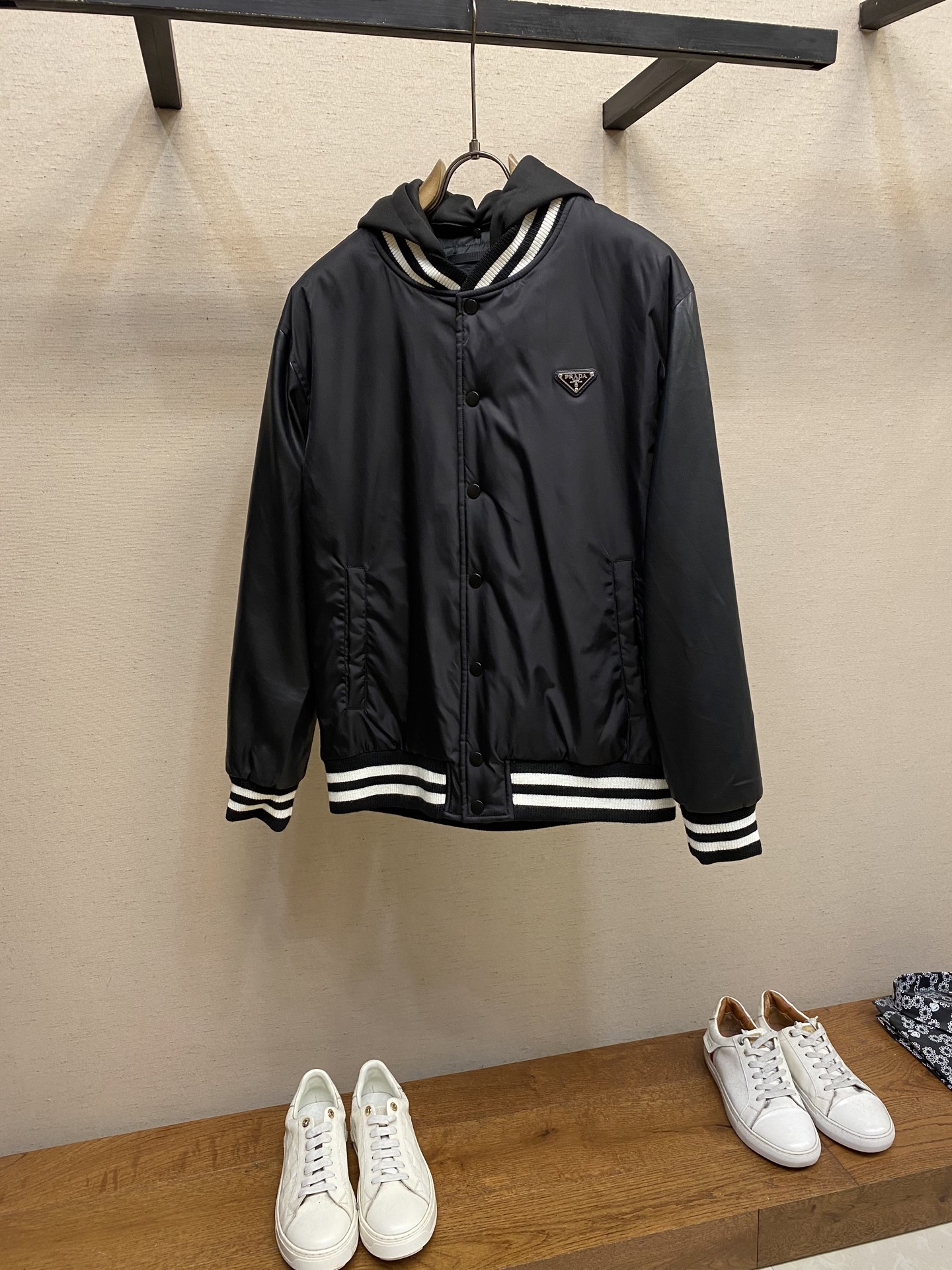 NO:538473,Prada, Pula Men's detachable hat baseball cotton jacket, trading company channel goods, 25F/W autumn new products, high-end OEM products, perfect appearance, officially announced model wear items, ace-level hot products, and it is like a classic signature textbook!  A jacket with a very beautiful aesthetic tone is dominated by fabric and quality, continuing the essence of normal design, with label elements perfectly embedded, which is a distinctive feature of identity and is quite distinctive!  Customer-supplied imported Italian fabrics, with microfiber imitation leather sleeve splicing. The fabric has first-class texture, excellent straightness and boneiness, and is capable and neatly cut, and the upper body effect is excellent!  It can sweep the wardrobe with any top matching, with wide compatibility, fully supporting the entire autumn matching item, both business commuting and leisure, satisfied with various daily outfits, full of upper body styles!  Size 48-56, prada, prada, jackets & coats, jackets & coats, hats, alexander wang19860909Prada、普拉 男士可拆卸帽棒球款棉服,贸易公司渠道货,25F/W秋季新品,高端代工出品,品相完美如斯,官宣模特穿搭单品,王牌级爆款担当,俨然属于经典招牌教科书般存在！极具P家美学基调的一款夹克外套,以面料和品质为主导,延续了常态化的设计精髓,标签化元素完美嵌入,属于身份的特色彰显,辨识度颇为鲜明！客供进口意大利面料,超纤仿皮袖子拼接.面料质地一流,挺刮度与筋骨感极好,干练利落的裁剪,上身效果极好！可横扫衣橱任何的上装搭配,兼容性广泛,完全撑起整个秋季搭配单品,商务通勤休闲兼备,满足于日常各种穿搭,上身型款十足！ 尺码48-56,,prada,prada,jackets & coats,jackets & coats,hats,alexander wang,Men's clothing