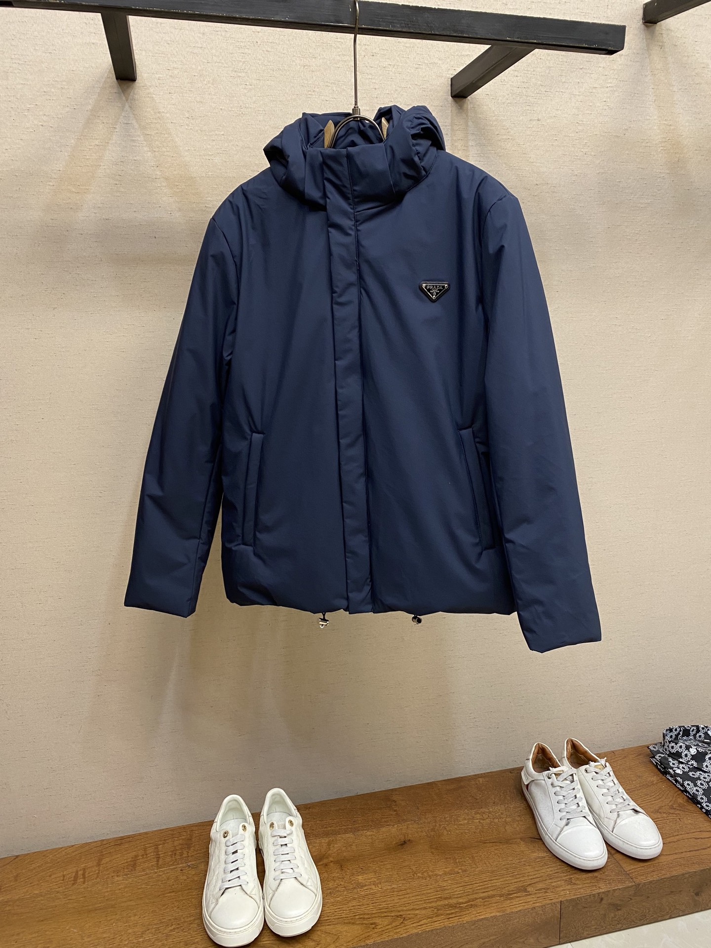 NO:538475,Prada and triangle logo cotton jackets are made of imported technology fabrics. The fabric texture is extremely shaped and can be felt through the details and pictures. It has a strong aura, and it has superior handsomeness and warmth performance. It can be easily used in all occasions! There is no need to worry about a little chill! The placket adopts a hidden button opening and closing design, which is both fashionable and functional. While showing the shape, the iconic pocket logo makes the whole style look more luxurious and atmospheric! Size 48-56,,prada, jackets & coats,alexander wang19860909Prada、三角徽标棉服外套,客供进口采用进口科技面料精制而成,面料质地材质造型极致通过细节图片便可感受到它强悍的气场,并且拥有优越的帅气感与保暖性能,各种场合都能轻松上身!聚温保完全不用担心会有一点寒意!门襟采用暗扣开合设计,时尚与功能性兼备,彰显造型的同时口袋标志性徽标让整款显得更加的奢华大气! 尺码48-56,,prada,jackets & coats,alexander wang,Men's clothing