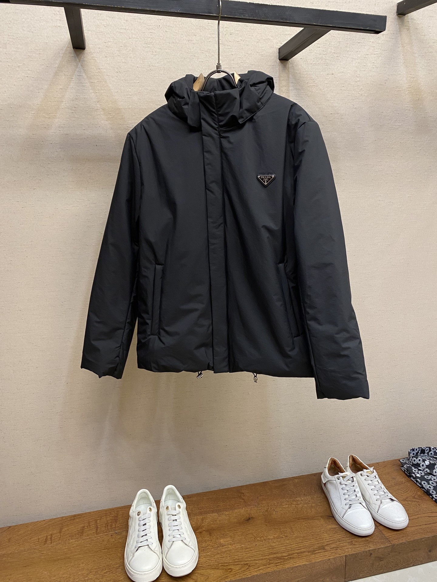 P460 5802 🌟🌟Prada、三角徽标棉服外套,客供进口采用进口科技面料精制而成,面料质地材质造型极致通过细节图片便可感受到它强悍的气场,并且拥有优越的帅气感与保暖性能,各种场合都能轻松上身!聚温保完全不用担心会有一点寒意!门襟采用暗扣开合设计,时尚与功能性兼备,彰显造型的同时口袋标志性徽标让整款显得更加的奢华大气!
尺码:48-56.