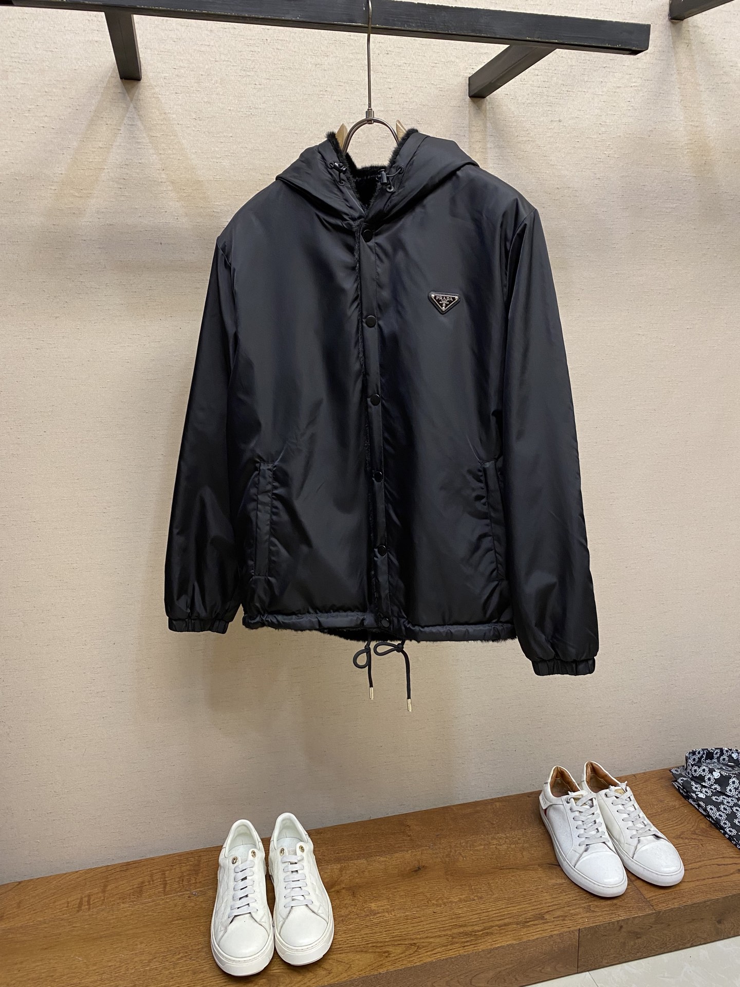 NO:538480,Prada, double-sided wear, one side of quiet color, one side of mink hair Pra...Pra 25 autumn and winter new mink hair jacket One side is made of counter renewable nylon fabric fabric, the sporty style and exquisite simple tone make it particularly eye-catching. The other side is imported mink hair, thick and warm. The recycled nylon fabric fabric is a dense and light waterproof fabric made of fine microfiber yarn made of recycled plastic material. The jacket is in a regular style and is full of luxury. Size 48-56,,prada,prada, jackets & coats,alexander wang19860909Prada、双面穿 一面静色 一面水貂毛 Pra……普拉 25秋冬季新款水貂毛外套 一面采用专柜可再生尼龙织物面料打造,运动格调和精美的简约基调令其分外夺目.另一面进口水貂毛,厚实又保暖.再生尼龙织物面料是再生塑料材质所制的精细微纤维纱线打造的密实轻盈防水面料.外套呈常规版型,奢华范十足 尺码48-56,,prada,prada,jackets & coats,alexander wang,Men's clothing