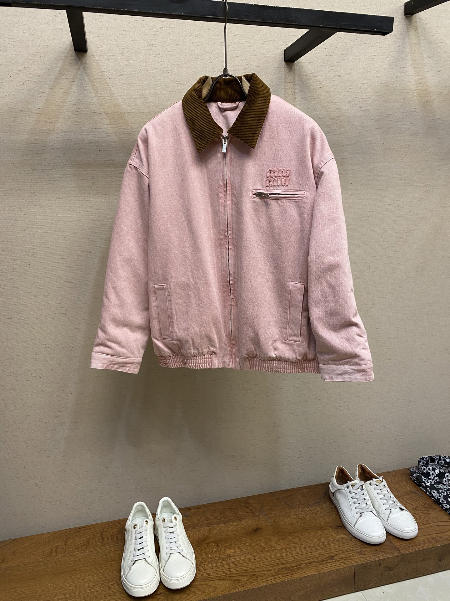 NO:538486,Miu Miu 25new / Velvet lapel denim zipper cotton clothing with three-dimensional tailoring and loose fit can be easily controlled by both men and women. The contrasting collar design is very perfect. The top women's clothing with exclusive custom imported YB cotton material, the same color logo and letter patch on the chest are embellished, and the pocket zipper is made of electroplated hardware accessories. The texture is completely online. The low-saturation smoke pink upper body looks white and age-reducing!  Excellent style, the latest items in early autumn, accurate exclusive high-end version Spot size S, M, L, miumiu, alexander wang19860909Miu Miu 25new /天鹅绒翻领牛仔拉链棉服立体剪裁宽松版型男女都能轻松驾驭,领口撞色设计视觉效果非常完美北油顶级女装 独家定制进口yb棉材质,胸前同色系徽标字母贴布图案点缀,口袋拉链做对板电镀五金配饰,质感完全在线～低饱和度的烟粉色上身显白减龄绝绝子！超赞版型,早秋最新单品,认准独家高版本 现货 尺码S,M,L,,miumiu,alexander wang,Men's clothing