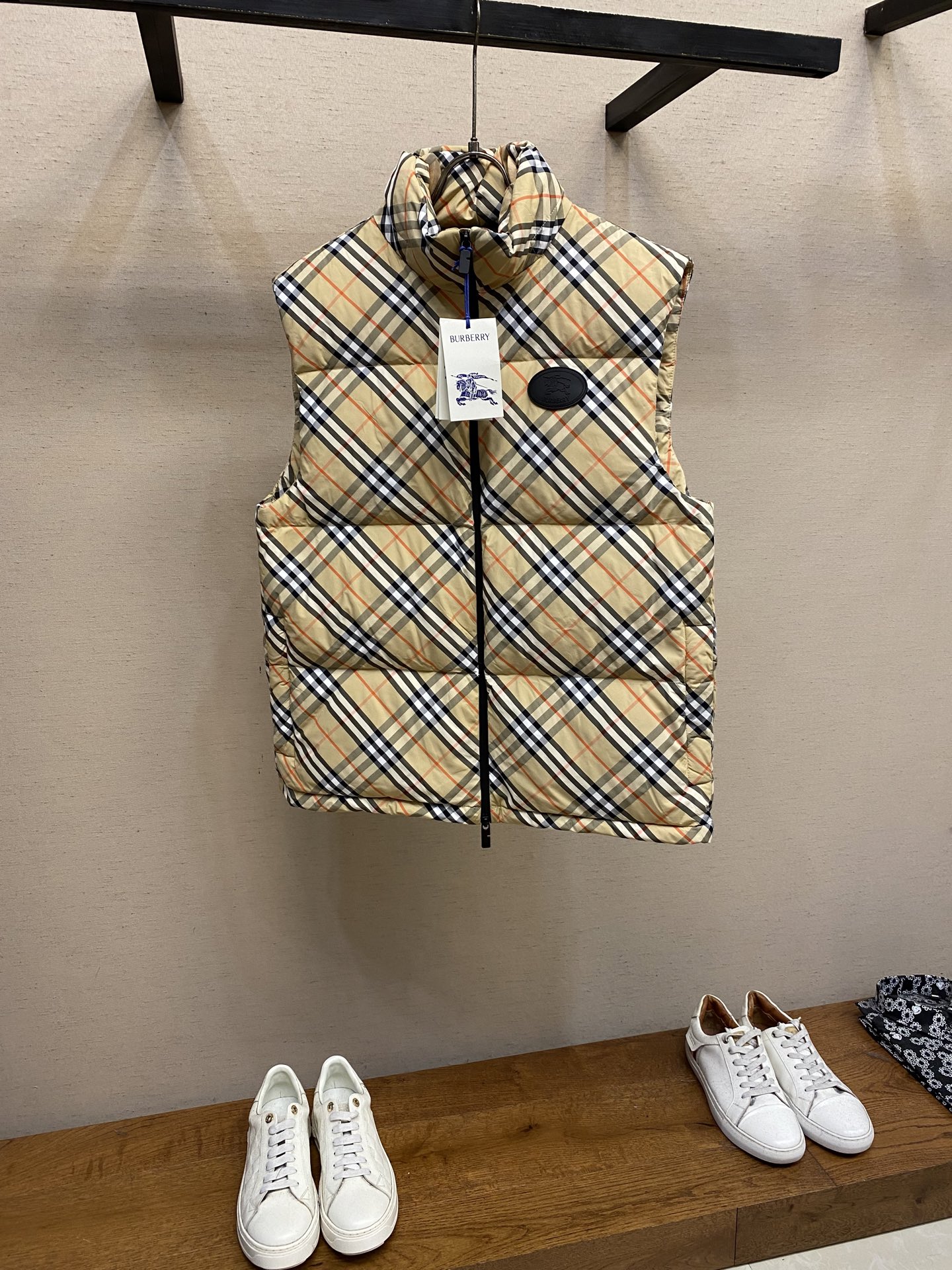 NO:538489,BBR, Twill Grid Dress Vest Fabric Selection A protective nylon fabric made of nylon fiber. The 420D wire has high strength and excellent wear resistance through special weaving methods and fiber characteristics, effectively blocking cold wind and locking air and maintaining temperature. Lining Selection Polyamide to create an inner lining. High density and tight weaving process prevents small velvet from drilling out of the gaps in the fabric. The surface is smooth, improving the experience of putting on and taking off, and excellent wear resistance and tear resistance ensures frequent use to cause damage, while the light and soft texture will not affect the overall weight. Crafts The lattice lines form a looming relief effect through the changes in the color of the yarn and the depth of the weaving method. The touch is smooth but the visual layer is rich. The pattern is weaved into the bones. Repeated washing is not easy to fade or wear. High-quality filler  90 white duck down, weighing 170g, ensuring excellent warmth performance. After strict screening and processing of the velvet, it is not easy to drill velvet, ensuring durability. Details The two-way zipper is smooth and neat, and the side zipper pocket and drawstring adjust the hem details. The hidden hood design, when no hat is needed, it is neatly stored in the collar, maintaining the smooth silhouette and simple style of the vest Size XS-XL, down jacket, hats, alexander wang19860909BBR,斜纹格饰章羽绒马甲 面料选择 选用锦纶纤维打造而成的一款防护性尼龙面料.420D的丝线通过特殊的编织方法和纤维特性使其具有高强度,耐磨性优等特点,有效阻挡寒风并锁住空气,保持温度. 里衬选择 选用聚酰胺打造内衬,高密度和紧致的织造工艺防止细小的绒丝从布料缝隙中钻出.表面光滑,提升穿脱体验,卓越的耐磨性和抗撕裂性确保频繁使用导致损坏,同时轻盈柔软的质地不会影响整体重量. 工艺 格纹线条通过纱线色彩与织法的深浅变化,形成若隐若现的浮雕效果,触感平滑却视觉层次丰富,将图案编织入骨,反复水洗不易褪色,磨损. 高品质填充物 选用90白鸭绒,克重达170g,确保保暖性能卓越.绒子经过严格筛选与处理之后,不易钻绒,保证了耐用性. 细节 双向拉链开合顺滑利落,侧边拉链口袋与抽绳调节下摆细节.隐藏的连帽设计,无需帽饰时,它利落收纳入领后,保持背心流畅的廓形与简约格调 尺码XS-XL,,down jacket,hats,alexander wang,Men's clothing