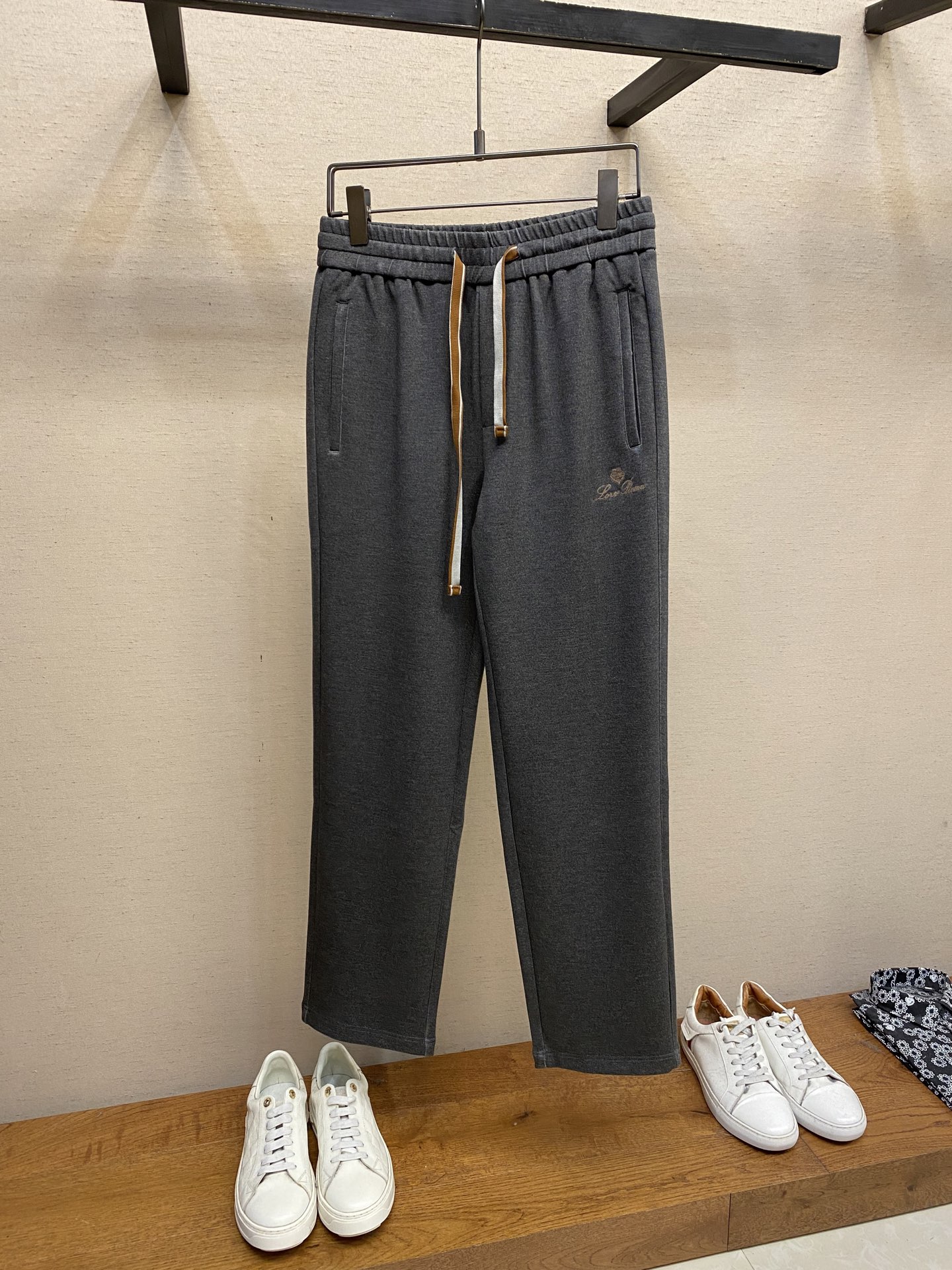 NO:538463,LP, men's casual pants, the latest top-body style is invincible!  This pants are very versatile, elastic waist, and can be worn for daily work. They are a perfect combination of fashionable and casual and outdoor sports, so whether you wear them normally or outdoors, they are your best choice. Extreme comfort and quick sweating are the most popular key points, improving the comfort of wearing and suitable for aerobics and trail running conditions. This style is a jogging casual pants with an extremely wide range of applications, allowing you to naturally maintain a love for sports in summer, or you can wear them in casual life. Size M-3xl, loro piano, alexander wang19860909LP、男士休闲裤 最新款上身版型无敌正！ 绝对可以闭眼收的一款 此款裤子非常百搭,弹力腰围,日常上班 户外运动都可以穿着,是时尚休闲与户外运动的完美结合,所以无论您平时穿或者户外穿都是您的最佳选择. 极致舒适和快速排汗是备受青睐的重点,提升穿着舒适度,适合有氧运动和越野跑条件下穿着,此款是一件适用范围极其广泛的跑步休闲裤,让你在夏天自然可以保持对运动热爱,也可以在休闲生活中穿着 尺码M-3xl,,loro piana,alexander wang,Men's clothing