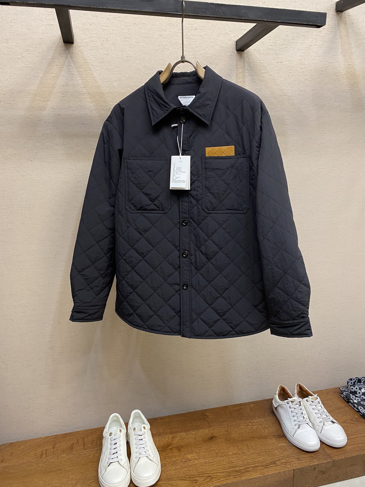 NO:539494,BOTTAGE VENETA Pocket Marking and Appliance Cotton Clothing Fabric Selection: 79 cotton and 21 nylon are blended. The Khmer content ensures the excellent characteristics of the fabric such as skin-friendly, soft and breathable. The addition of nylon plays the role of a 'skeleton', with high strength, wear resistance, wrinkle resistance and not easy to deform, making up for the unwanted characteristics of cotton that are easy to shrink and wrinkle. Through the perfect blending ratio and excellent weaving method, a low-key luxury is presented. The craftsmanship and quilting machine computer system define the size, angle, row and row spacing of the diamond through the middle seam heavy industry quilting machine computer system, stack the surface cloth and cotton together, accurately adjust the tension, speed and pins of the machine, and form a concave and concave three-dimensional pattern with perfect consistency after operation. Details  Selected lambskin cut into slender leather strips and woven together crisscrossedly, forming woven leather details adorn the chest patch pocket mouth to enhance visual aesthetics and layering. Size S-XL, bottega veneta, sheepskin, alexander wang19860909BOTTAGE VENETA 口袋标识贴饰棉服 面料选择 选用79棉和21锦纶混纺而成,高棉含量保证了面料亲肤、柔软、透气等优良特性.锦纶的加入起到了‘骨架’的作用,强度高、耐磨、抗皱且不易变形,弥补了棉易缩水,起皱等不良特性.通过完美的混纺比例和精良的织法,呈现出一种低调的奢华感. 工艺 通过中缝重工绗缝机电脑系统定义菱形的大小、角度、行列间距,将表布、棉层叠放固定在一起,精确调整机器的张力、速度和针脚,作业之后形成每一个菱形格完全一致的凹凸立体图案. 细节 精选小羊皮切割成细长皮条纵横交错地编织在一起,形成的编织皮革细节饰于胸贴袋口之上,强化视觉美感和层次感. 尺码S-XL,,bottega veneta,sheepskin,alexander wang,Men's clothing