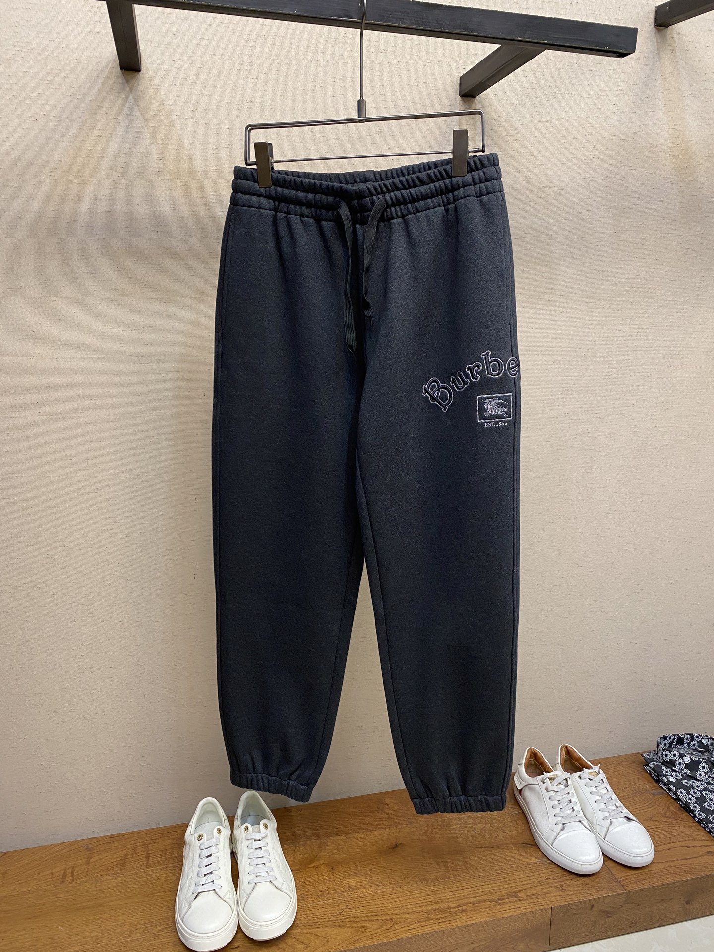 NO:539506,BBR, men's casual pants, the latest top-body style is invincible!  This pants are very versatile, elastic waist, and can be worn for daily work. They are the perfect combination of fashionable and leisure and outdoor sports, so whether you wear them normally or outdoors, they are your best choice. Extreme comfort and quick sweating are the most popular key points, improving the comfort of wearing and suitable for aerobics and trail running conditions. This style is a running casual pants with an extremely wide range of applications, allowing you to naturally maintain a love for sports in summer, or you can wear them in casual life. Size M-3xl, alexander wang19860909BBR,男士休闲裤 最新款上身版型无敌正！ 绝对可以闭眼收的一款 此款裤子非常百搭,弹力腰围,日常上班 户外运动都可以穿着,是时尚休闲与户外运动的完美结合,所以无论您平时穿或者户外穿都是您的最佳选择. 极致舒适和快速排汗是备受青睐的重点,提升穿着舒适度,适合有氧运动和越野跑条件下穿着,此款是一件适用范围极其广泛的跑步休闲裤,让你在夏天自然可以保持对运动热爱,也可以在休闲生活中穿着 尺码M-3xl,,alexander wang,Men's clothing