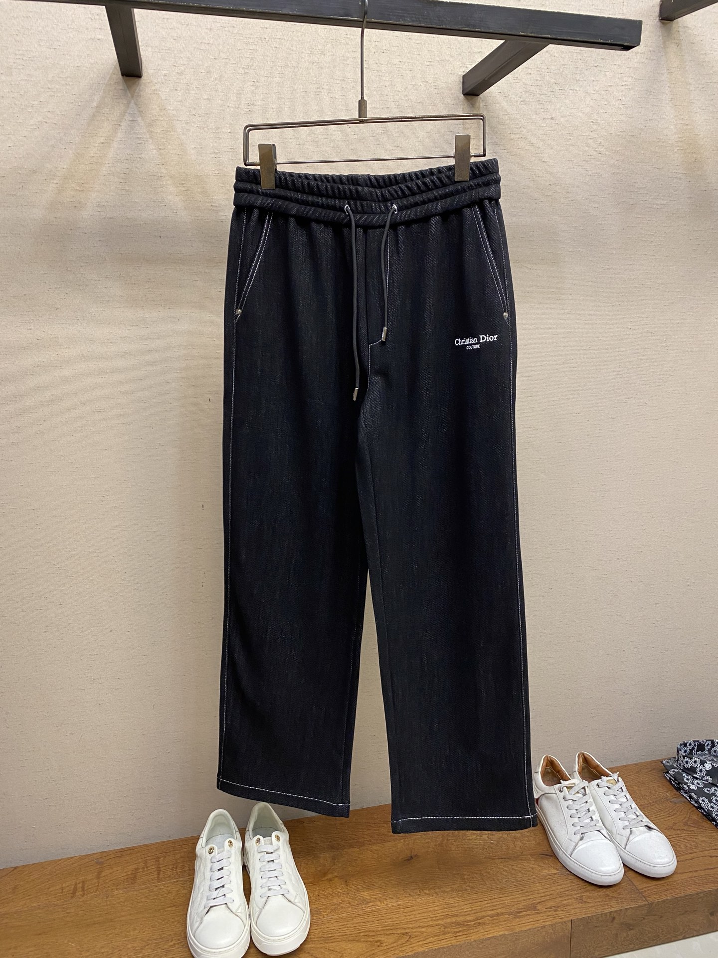 NO:539484,Dior, men's casual pants, the latest top-body style is invincible!  This pants are very versatile, elastic waist, and can be worn for daily work. They are a perfect combination of fashionable and casual and outdoor sports, so whether you wear them normally or outdoors, they are your best choice. Extreme comfort and quick sweating are the most popular key points, improving the comfort of wearing and suitable for aerobics and trail running conditions. This style is a jogging casual pants with an extremely wide range of applications, allowing you to naturally maintain a love for sports in summer, or you can wear them in casual life. Size M-3xl, dior, alexander wang19860909Dior,男士休闲裤 最新款上身版型无敌正！ 绝对可以闭眼收的一款 此款裤子非常百搭,弹力腰围,日常上班 户外运动都可以穿着,是时尚休闲与户外运动的完美结合,所以无论您平时穿或者户外穿都是您的最佳选择. 极致舒适和快速排汗是备受青睐的重点,提升穿着舒适度,适合有氧运动和越野跑条件下穿着,此款是一件适用范围极其广泛的跑步休闲裤,让你在夏天自然可以保持对运动热爱,也可以在休闲生活中穿着 尺码M-3xl,,dior,alexander wang,Men's clothing