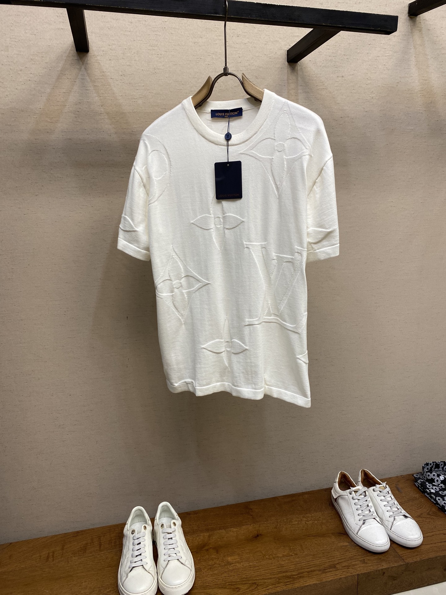 NO:539491,1V, FW25 Holiday Series Round-neck Logo Short-sleeved T-shirt Men's Style This cotton round-neck shirt is full-frame Monogram Macro pattern rendered with deep tones, and is integrated into soft jacquard knitted with large Monogram floral and LV logos, which can inject a sophisticated atmosphere into all shapes. Standard version Cotton Full-frame Monogram Macro Jacquard Embossed knitted Ribbed collar Size XS-L,,louis vuitton,T-shirt,tees,t-shirt,alexander wang198609091V,FW25 假日系列 圆领Logo短袖T恤 男款 本款棉质圆领衫为全幅 Monogram Macro 图案渲染深邃色调,于柔软提花针织融入大号 Monogram 花卉和 LV 标识,可为各式造型注入考究气息. 标准版型 棉 全幅 Monogram Macro 提花 压纹效果针织 罗纹衣领 尺码XS-L,,louis vuitton,T-shirt,tees，t-shirt,alexander wang,Men's clothing