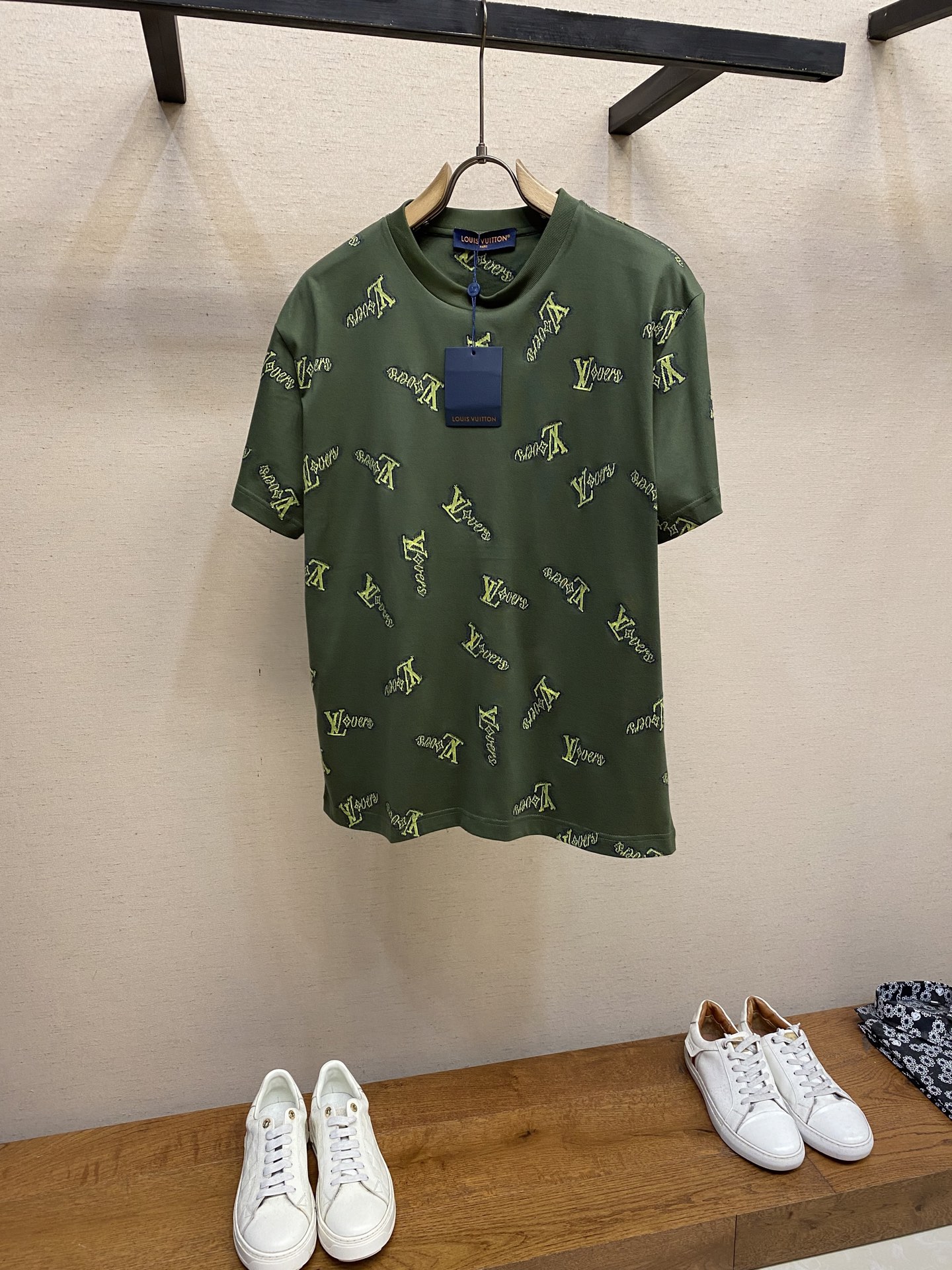 NO:539488,1V, jacquard knitted pattern round neck cotton casual short-sleeved T-shirt 25 new model combed cotton yarn knitted cotton fabric made of cotton, pure cotton high-weight special yarn, it feels very heavy when you weigh it, and the upper body is more textured than ordinary T. This texture can handle the weather freely and is suitable for both hot and cold!  The pattern on the chest adopts three-dimensional hair hanging technology, and is perfectly produced by reference to the original one stitch and thread!  Loose style design, small girls can wear it to the lower body, making them look taller and thinner!  Size XS-L, T-shirt,tees,t-shirt,alexander wang198609091V、提花针织图案圆领棉质休闲短袖T恤25新款 精梳棉质纱线针织纺棉布面料制作,纯棉的高克重特殊纱,掂起来手感份量十足,上身也比普通T更加有质感,这种质地能应对天气自如,冷热皆宜！ 胸前的图案采用立体挂毛工艺,参照原版一针一线完美出品！宽松版型设计,小个子女生可以穿成下半身失踪,显高显瘦！ 尺码XS-L,,T-shirt,tees，t-shirt,alexander wang,Men's clothing