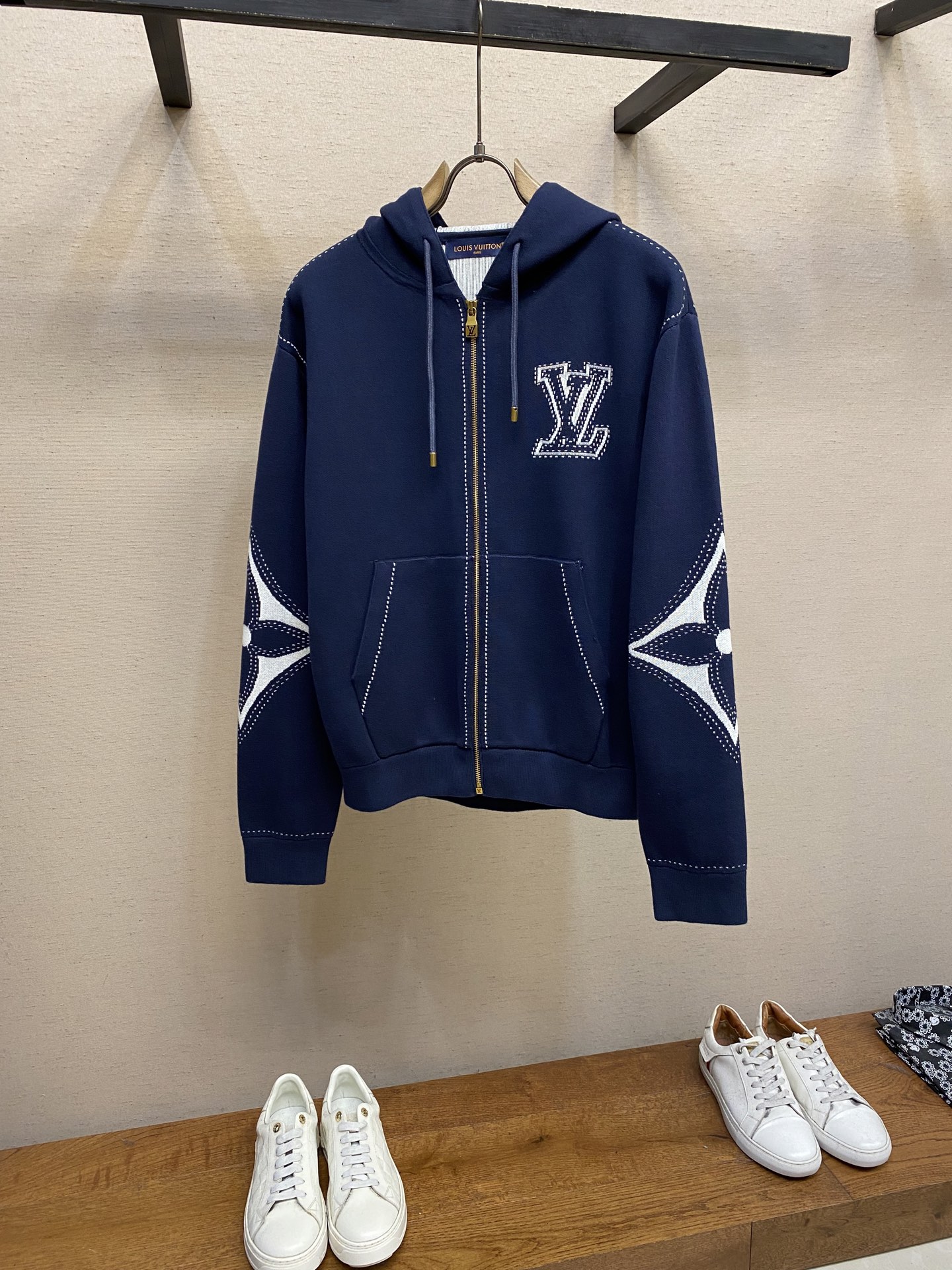 NO:539501,1V, four-leaf clover sleeve flower jacket yarn fixed dyeing 60 double-strand combed serole spinning, twisted by 3 yarns into one strand, fixed dyeing rice gray yarn, adopts the Stol 1 4-needle horizontal loom machine imported from Germany, weaving sheets, multi-head jacquard technology, and extremely complex double-sided middle yarn adding process, so that the flower shape can have a convex feeling and increase thickness. Fine 16-needle seam plate plus flat car technology, customized metal pendant, pull head, whole piece with soft washing water. Size S-XL,, jackets & coats, alexander wang198609091V、四叶草袖花外套纱线定染60支双股精梳赛络纺纱,由3条纱加捻成一股,定染米灰色纱线,采用德国进口斯托尔1 4针横织机,织片、多头提花工艺,加极为复杂的双面中间添纱工艺,这样才能使花型处有凸感,增加厚度.精细的16针缝盘加平车工艺,定做金属吊坠、拉头、整件加柔洗水. 尺码S-XL,,jackets & coats,alexander wang,Men's clothing