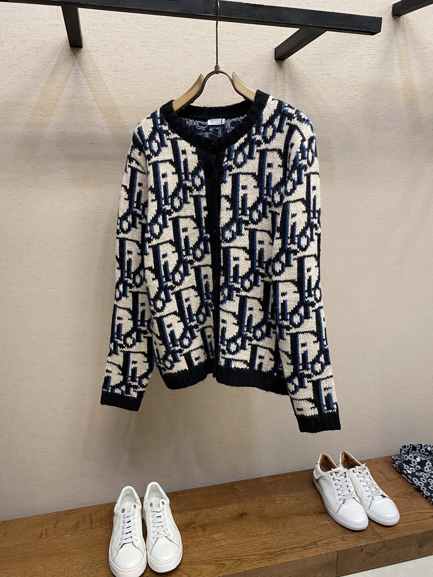 NO:540489,【Sweater】Dior, jacquard mohair sweater The yarn is made of mohair blending technology, weighing up to 1200 grams, the surface logo is designed as a jacquard technology, with multiple colors to show high-end atmosphere. The front is designed with buttons and pocket decoration on both sides. Combination of the style S-XL,,dior,sweaters,alexander wang19860909【毛衣】Dior,提花马海毛毛衫 纱线采用马海毛混纺工艺,克重高达1200克,表面logo设计为提花工艺,多重颜色搭配,显示高端大气 前幅采用纽扣设计,双侧带有口袋装饰 版型合体 尺码S-XL,,dior,sweaters,alexander wang,Men's clothing