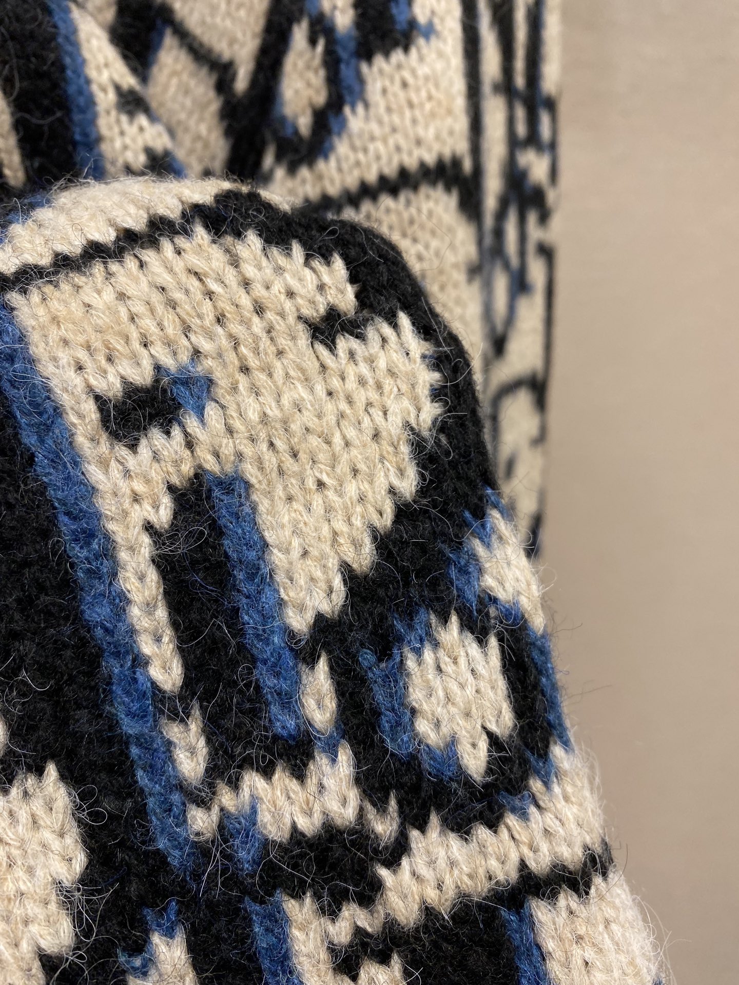 【毛衣】🌟🌟Dior，提花马海毛毛衫纱线采用马海毛混纺工艺，克重高达1200克，表面logo设计为提花工