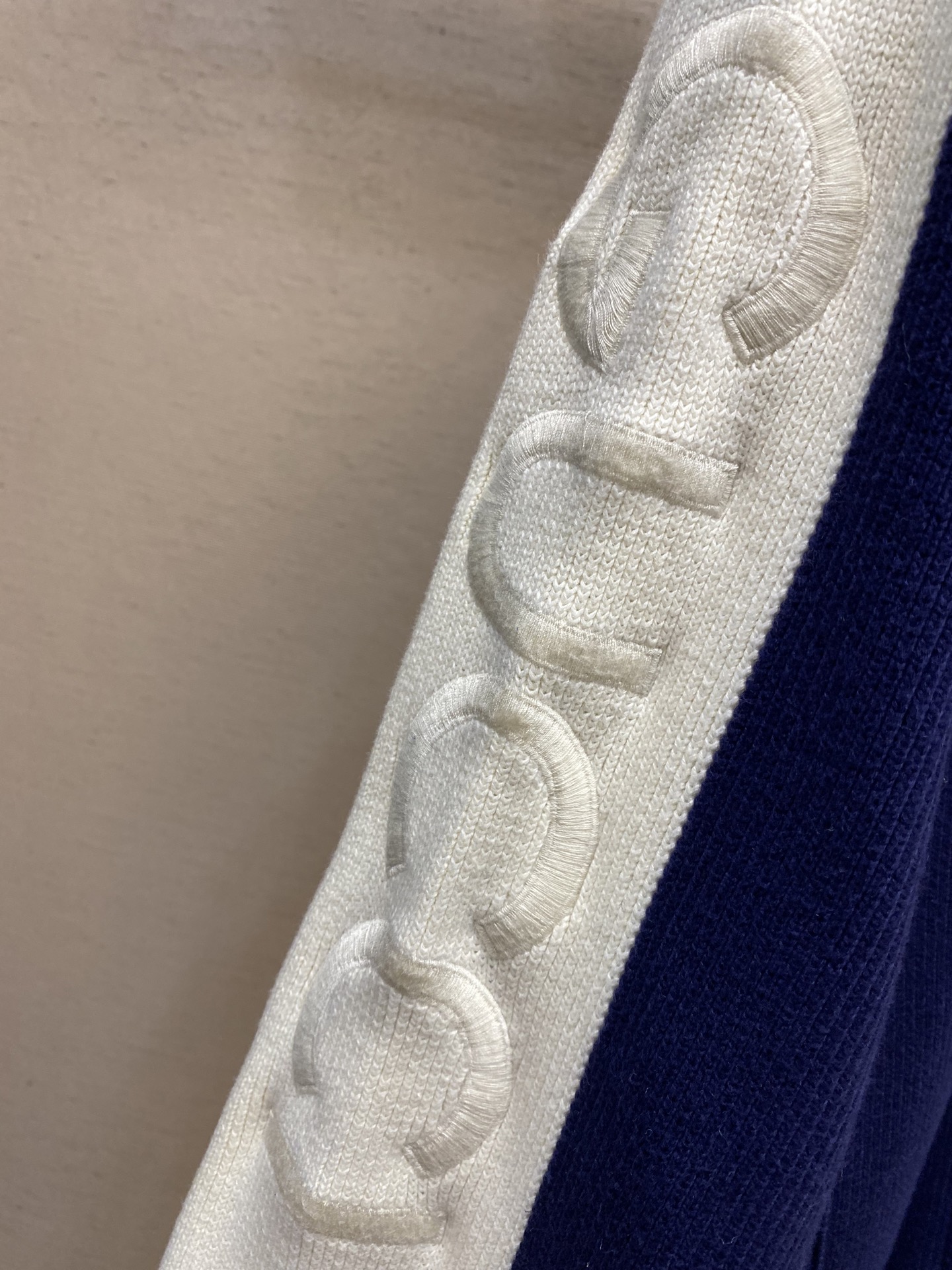 🌟🌟Gucci，学院风开衫毛衫外套、纱线采用100纯棉，克重高达1100克，工艺复杂，双袖拼色搭配log