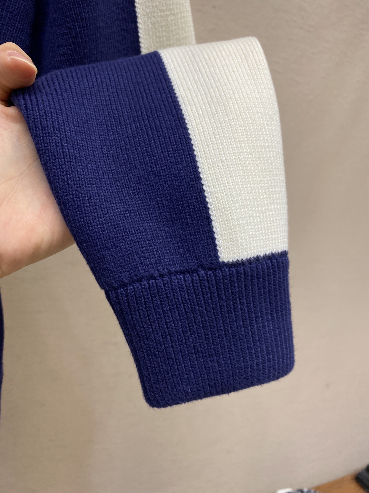 🌟🌟Gucci，学院风开衫毛衫外套、纱线采用100纯棉，克重高达1100克，工艺复杂，双袖拼色搭配log