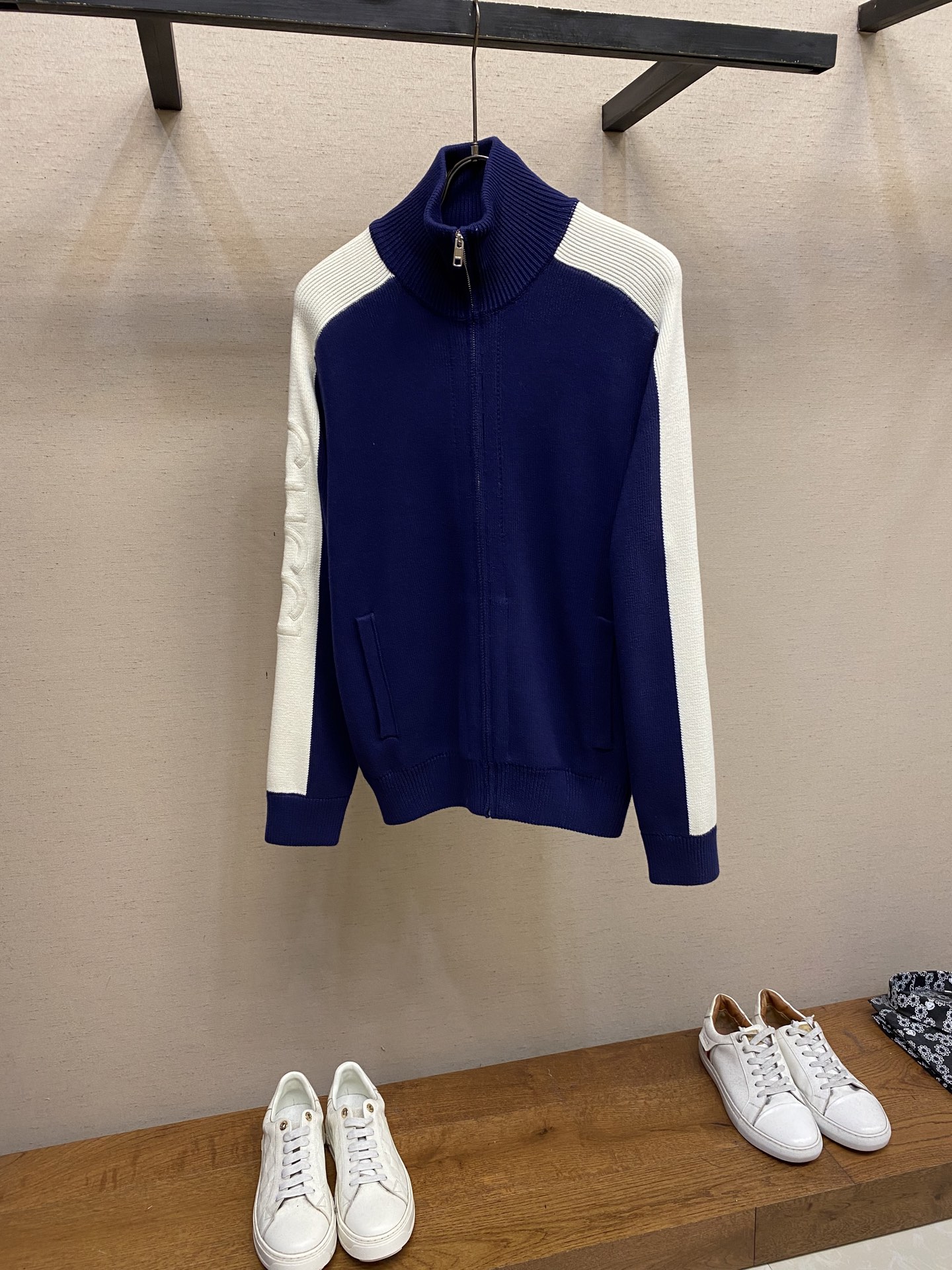 NO:540487,Gucci, college style cardigan sweater jacket and yarn are made of 100 pure cotton, and the weight is up to 1100 grams. The process is complicated, and the color combination of double sleeves is matched with color. Logo embroidery in single sleeve position. The front is zippered and double layer with pockets. Size S-XL, gucci, jackets & coats, alexander wang19860909Gucci,学院风开衫毛衫外套、纱线采用100纯棉,克重高达1100克,工艺复杂,双袖拼色搭配 logo绣花在单袖位置 前幅带有拉链,双层带有口袋 尺码S-XL,,gucci,jackets & coats,alexander wang,Men's clothing