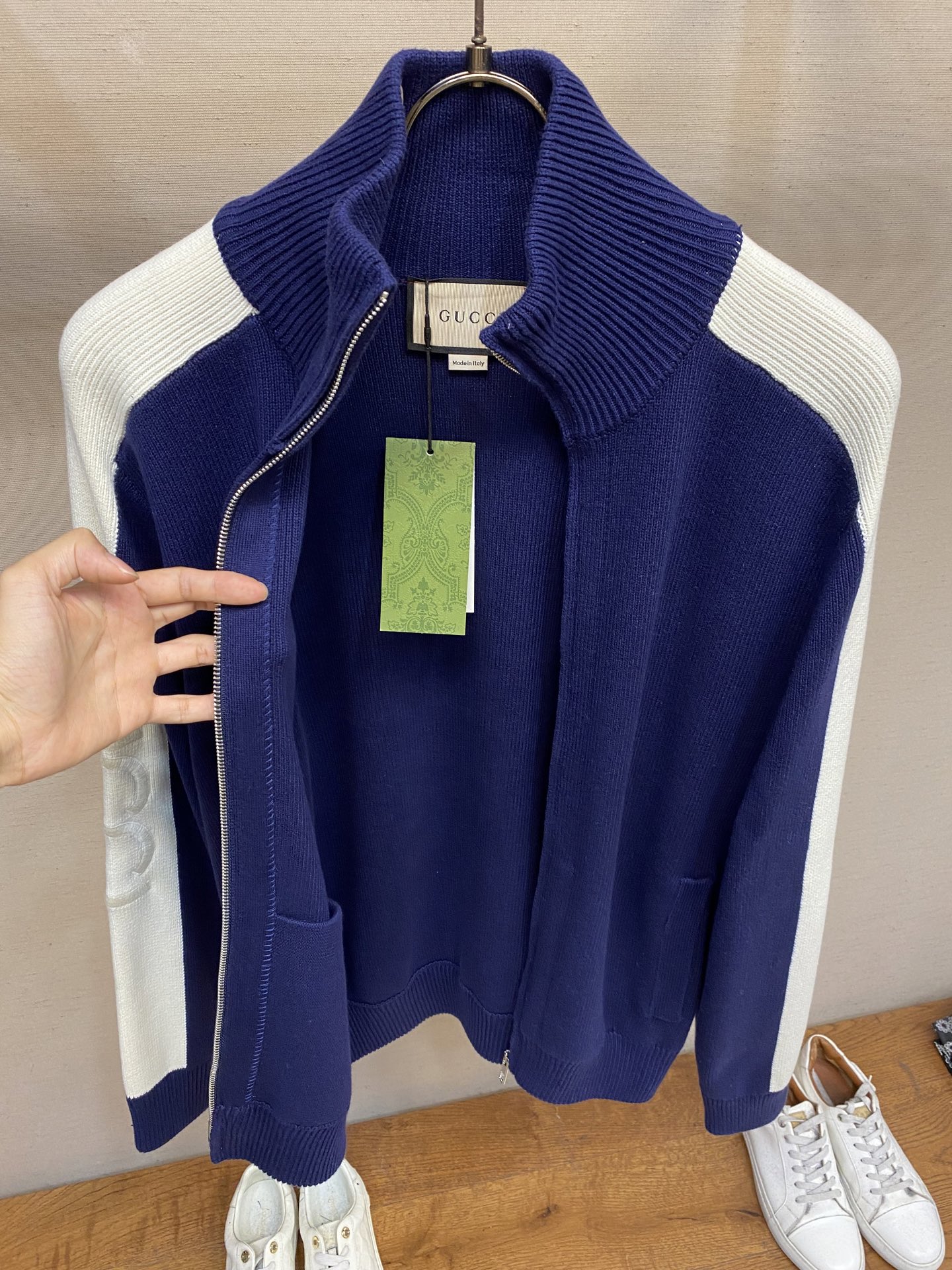 🌟🌟Gucci，学院风开衫毛衫外套、纱线采用100纯棉，克重高达1100克，工艺复杂，双袖拼色搭配log