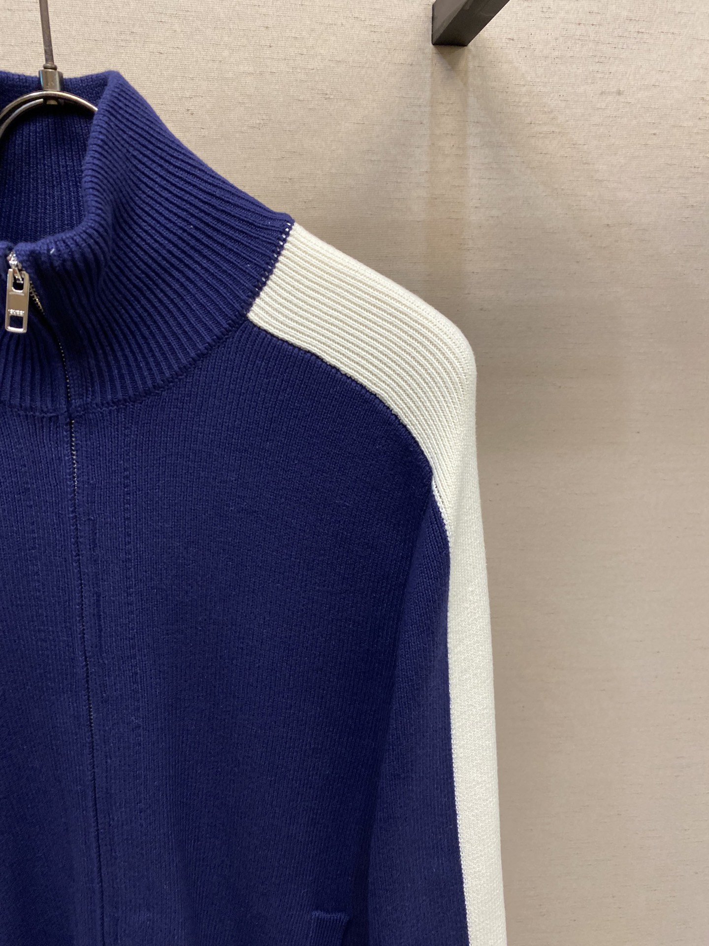 🌟🌟Gucci，学院风开衫毛衫外套、纱线采用100纯棉，克重高达1100克，工艺复杂，双袖拼色搭配log