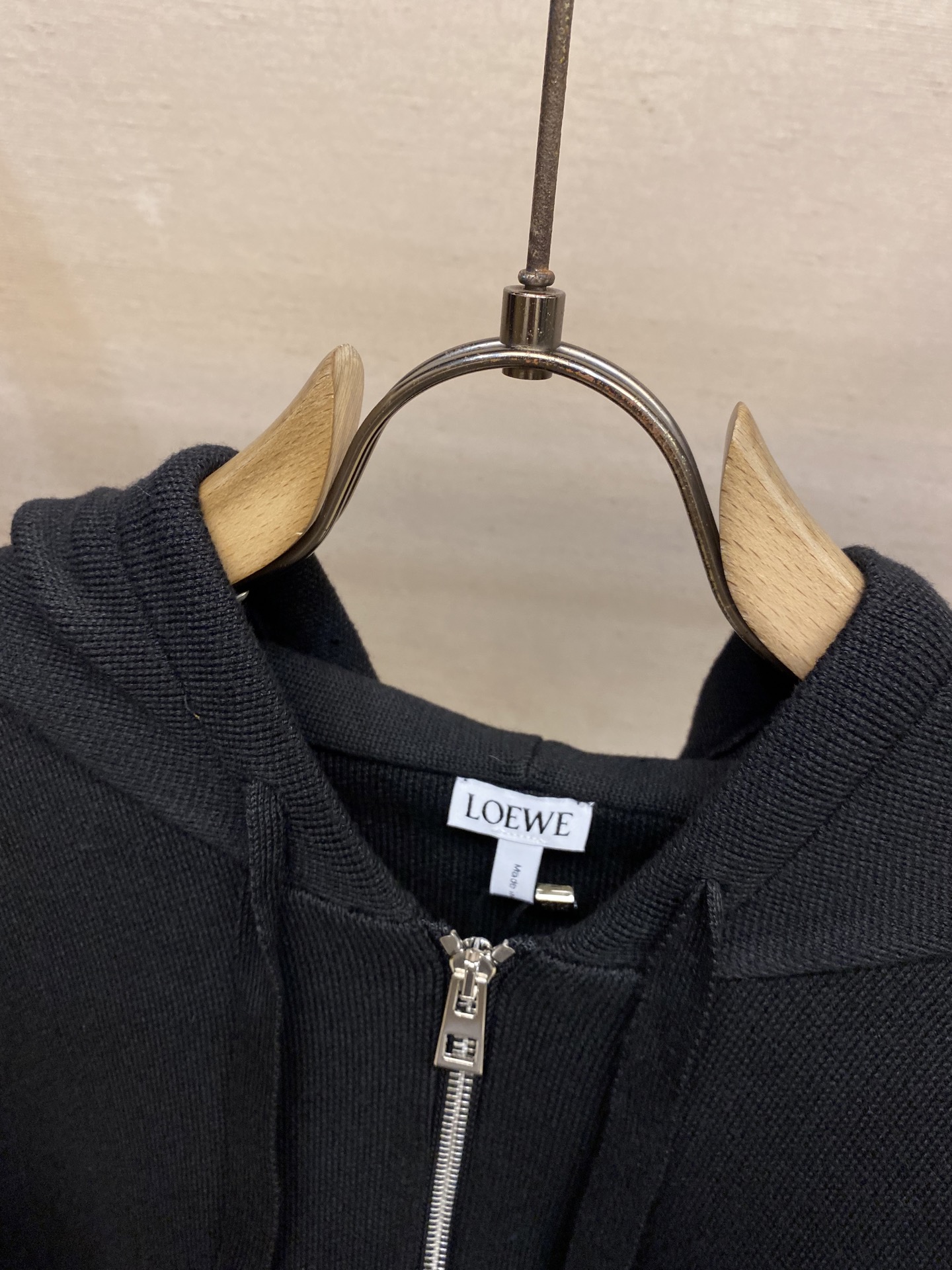 🌟🌟Loewe、高弹棉立体绣花款开衫毛衫外套纱线采用羊毛混纺工艺，克重高达1200克左右、背包绣花采用高