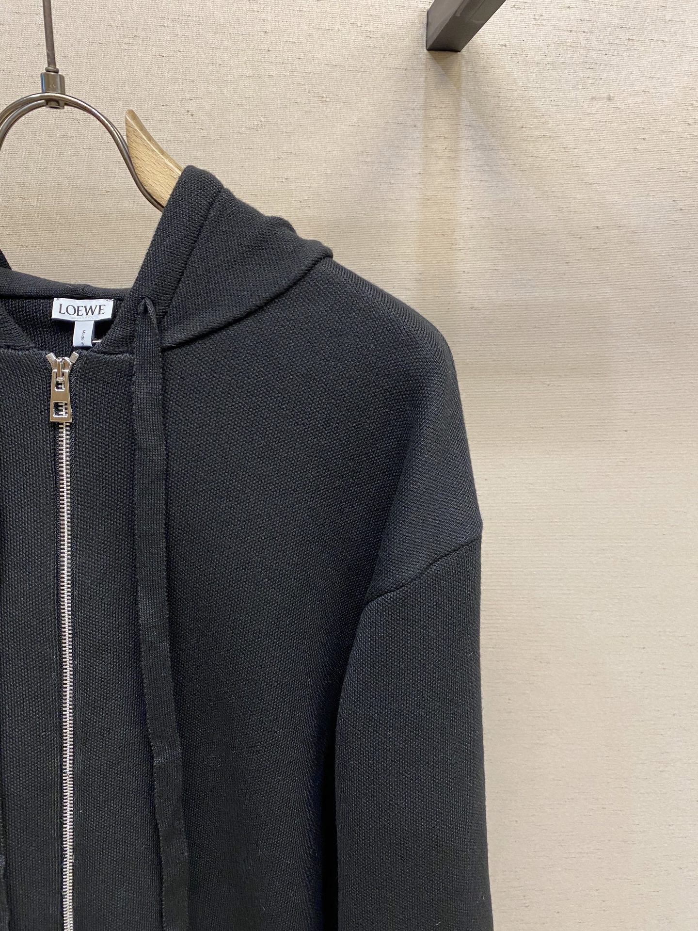 🌟🌟Loewe、高弹棉立体绣花款开衫毛衫外套纱线采用羊毛混纺工艺，克重高达1200克左右、背包绣花采用高