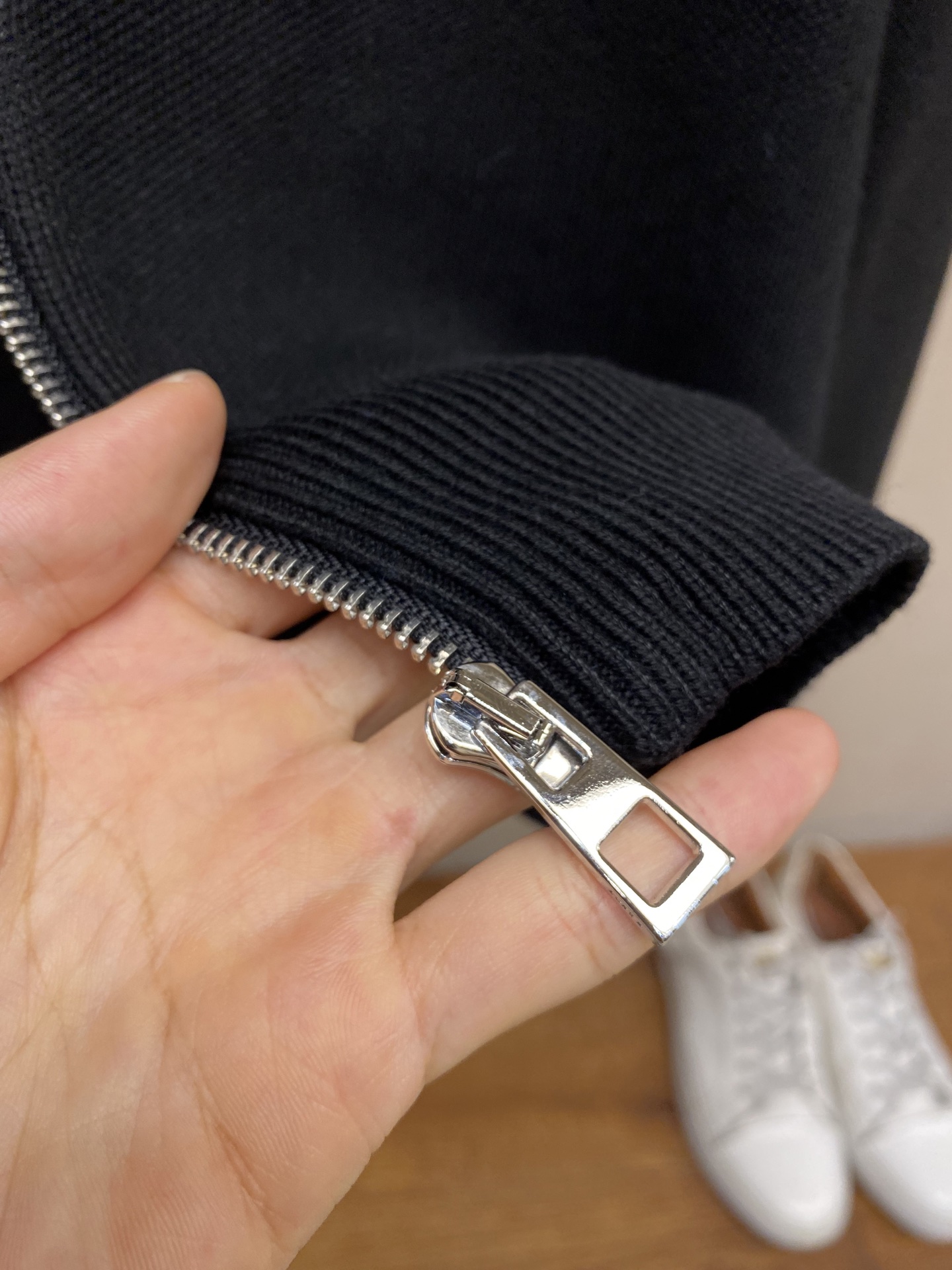 🌟🌟Loewe、高弹棉立体绣花款开衫毛衫外套纱线采用羊毛混纺工艺，克重高达1200克左右、背包绣花采用高