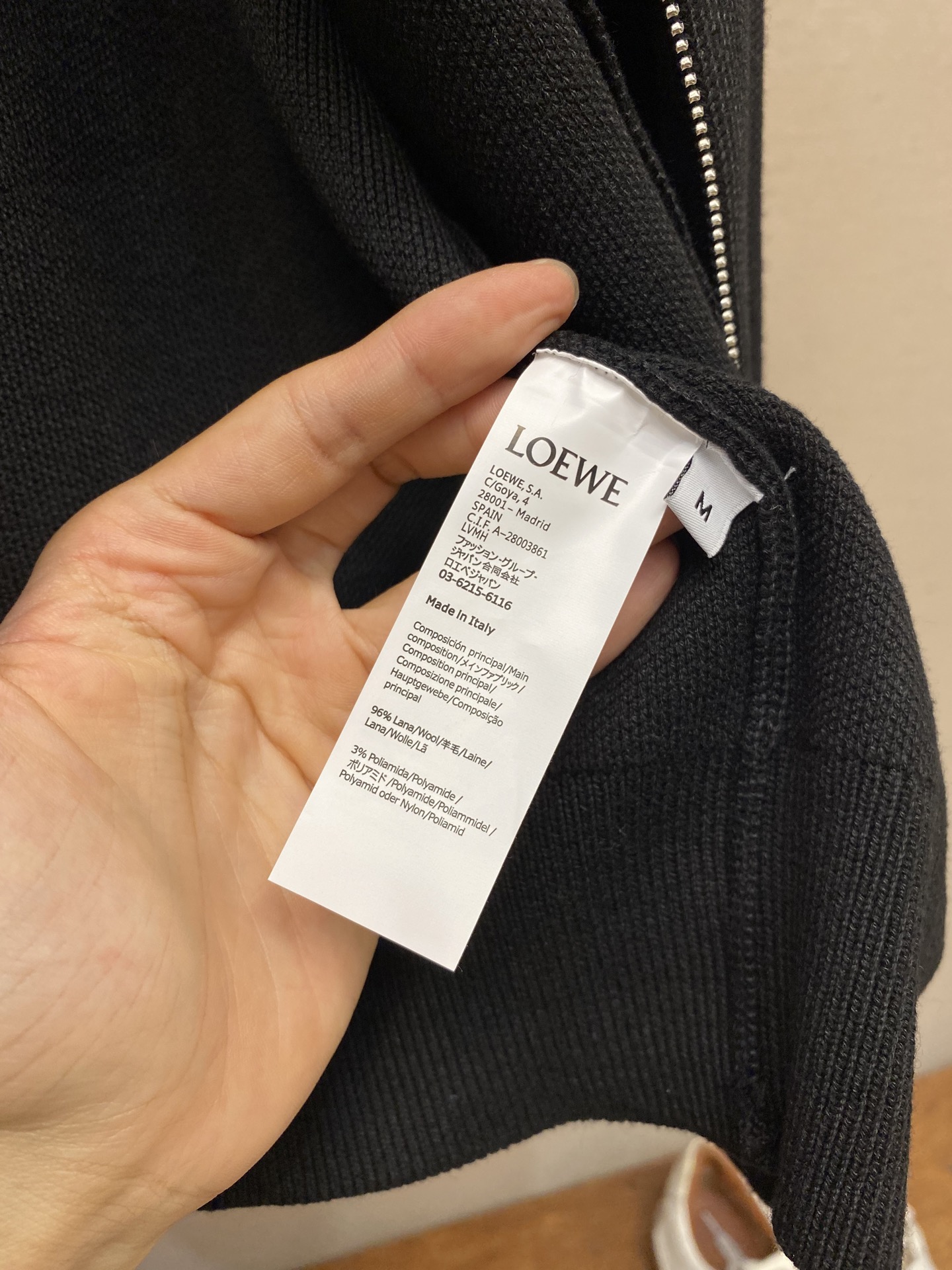 🌟🌟Loewe、高弹棉立体绣花款开衫毛衫外套纱线采用羊毛混纺工艺，克重高达1200克左右、背包绣花采用高