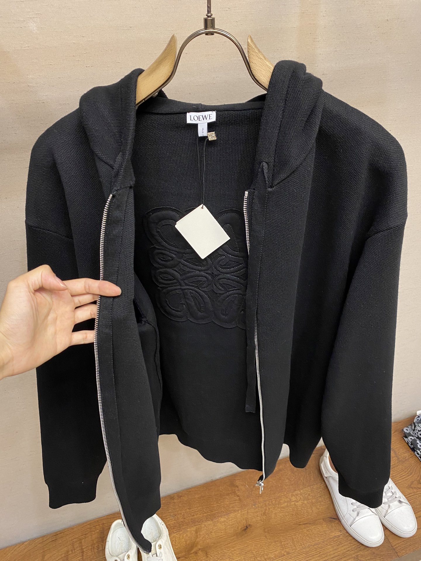 🌟🌟Loewe、高弹棉立体绣花款开衫毛衫外套纱线采用羊毛混纺工艺，克重高达1200克左右、背包绣花采用高